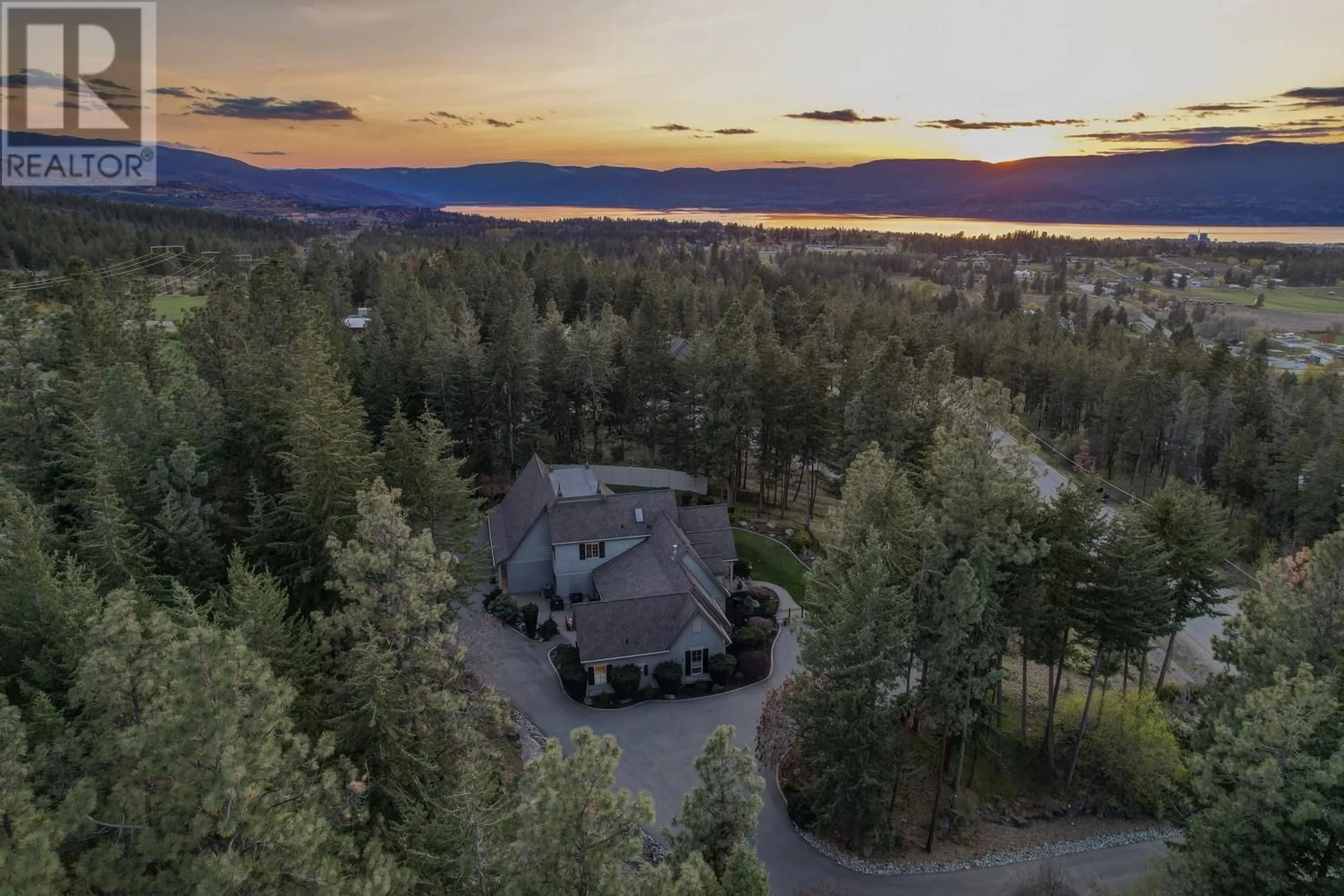 A pic from outside/outdoor area/front of a property/back of a property/a pic from drone, water/lake/river/ocean view for 2957 HARVARD ROAD, Kelowna British Columbia V1W4C2