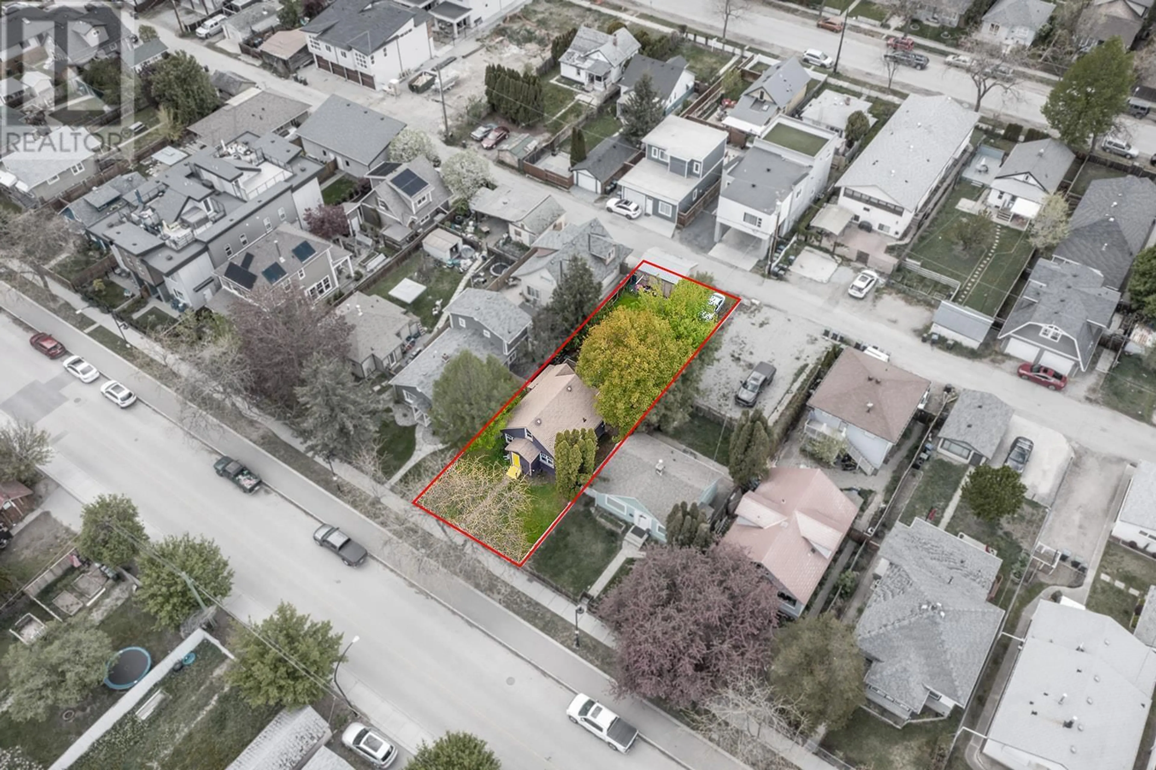 A pic from outside/outdoor area/front of a property/back of a property/a pic from drone, street for 814 Cawston Avenue, Kelowna British Columbia V1Y6Z7