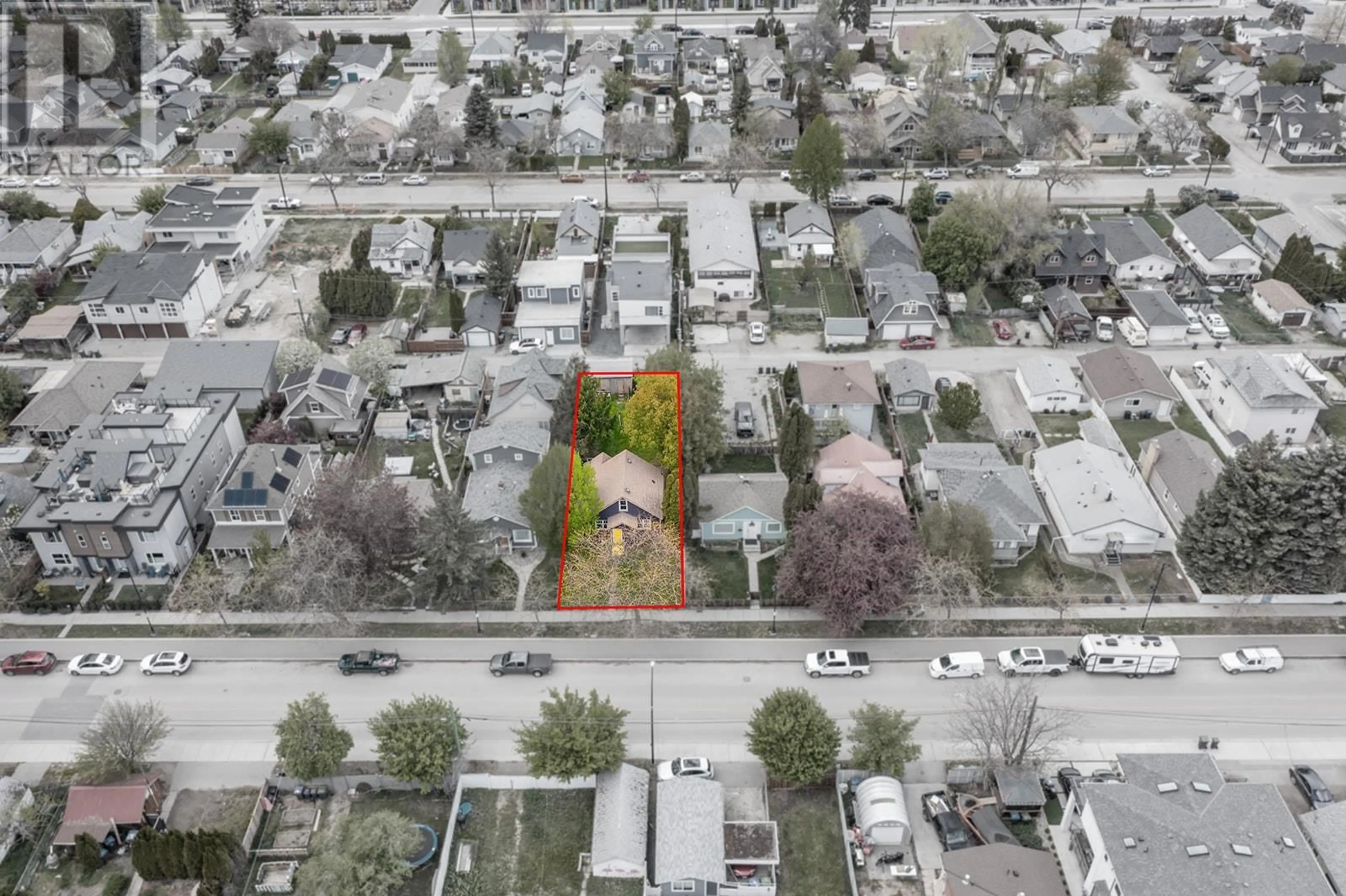 A pic from outside/outdoor area/front of a property/back of a property/a pic from drone, street for 814 Cawston Avenue, Kelowna British Columbia V1Y6Z7