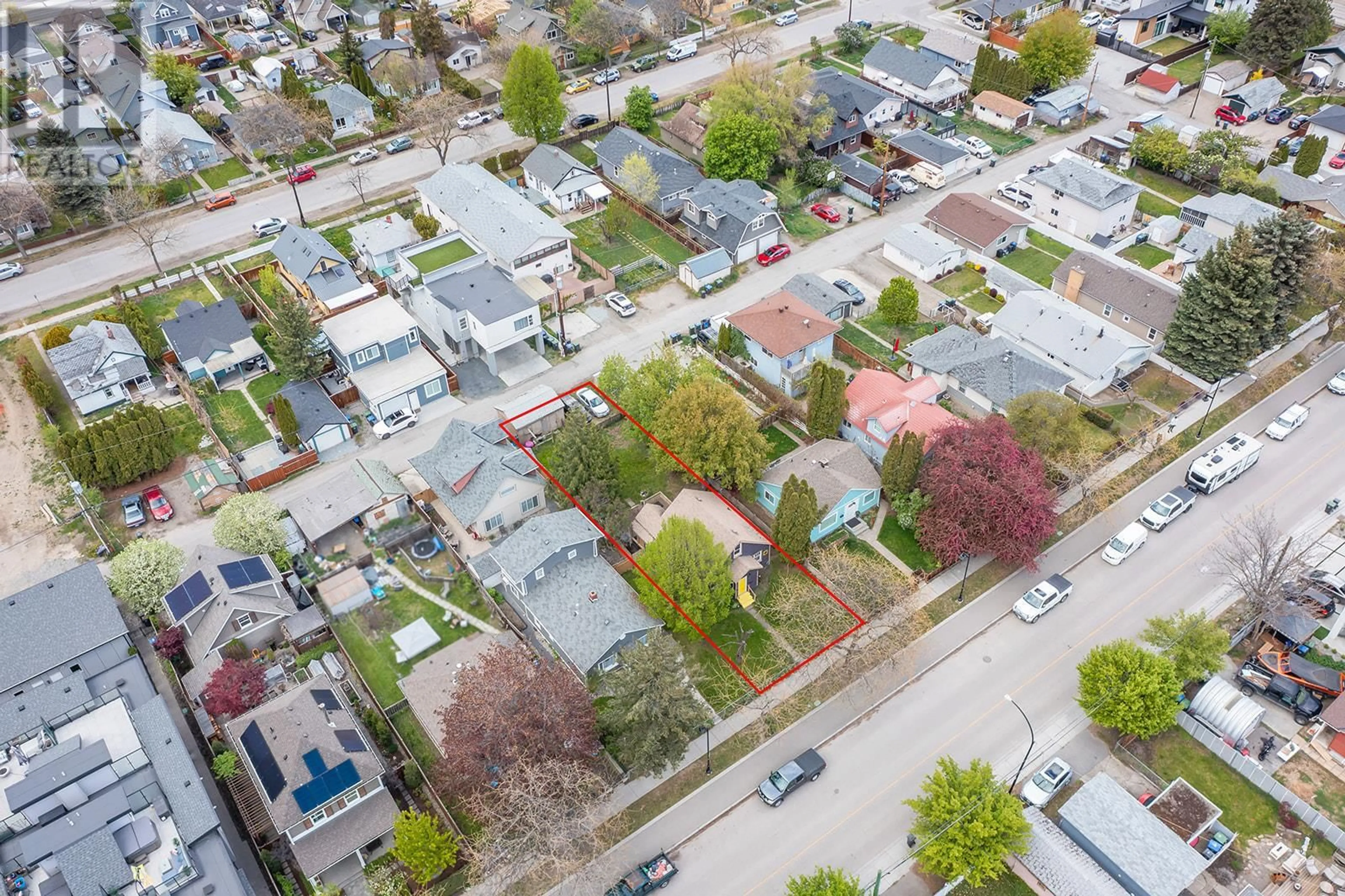 A pic from outside/outdoor area/front of a property/back of a property/a pic from drone, street for 814 Cawston Avenue, Kelowna British Columbia V1Y6Z7