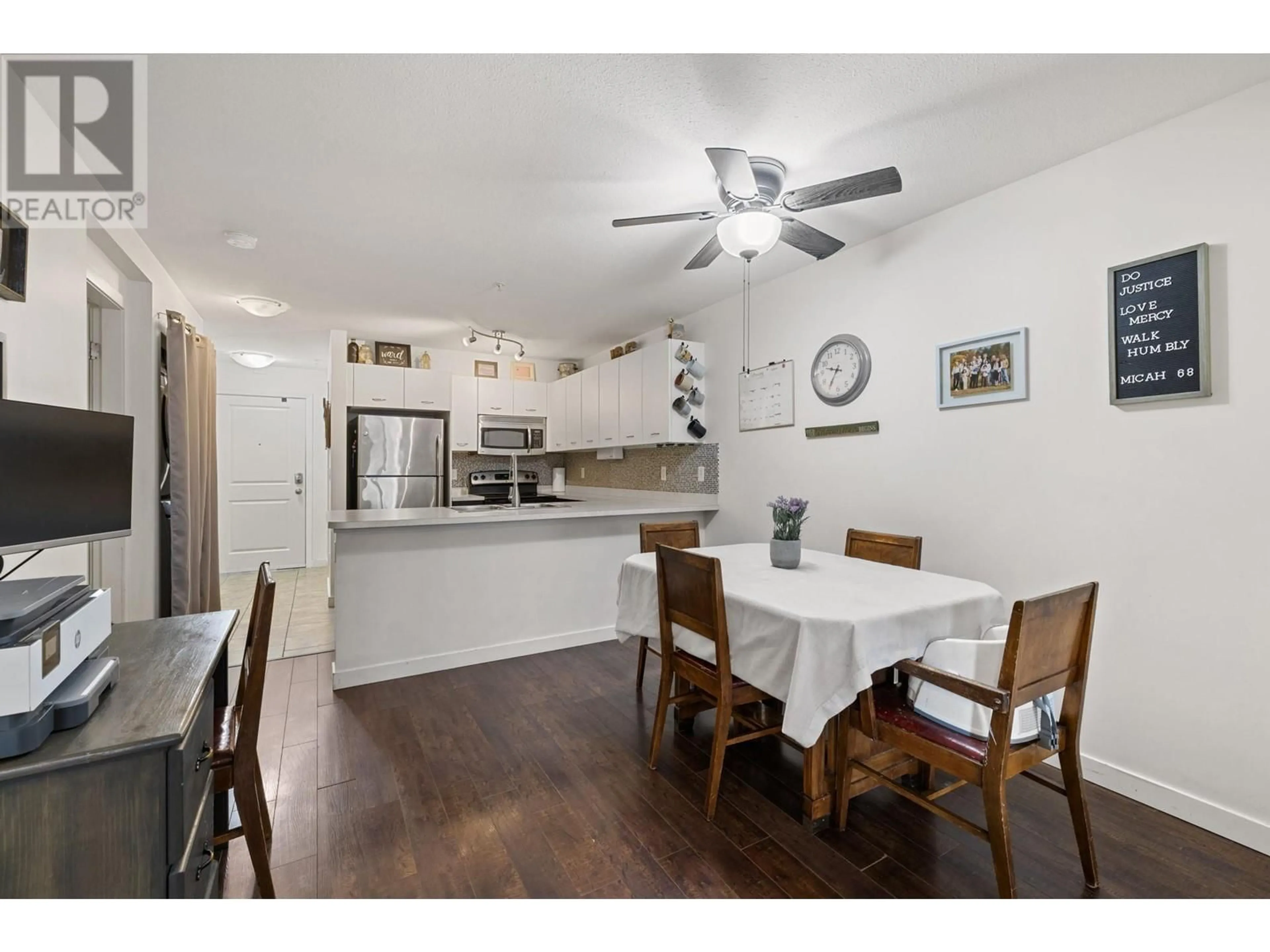 Open concept kitchen, wood/laminate floor for 104 - 539 YATES ROAD, Kelowna British Columbia V1V2T8
