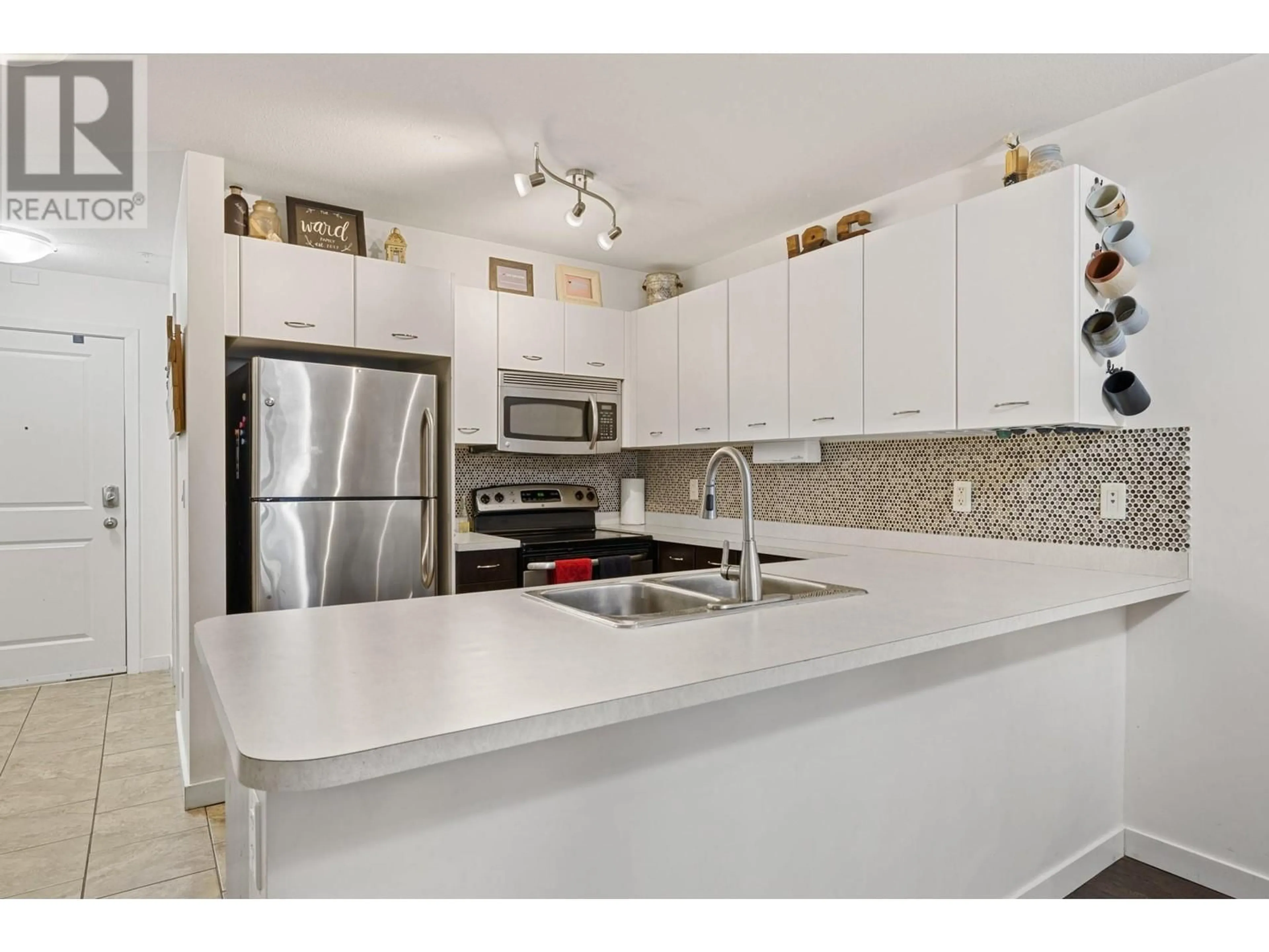 Open concept kitchen, ceramic/tile floor for 104 - 539 YATES ROAD, Kelowna British Columbia V1V2T8