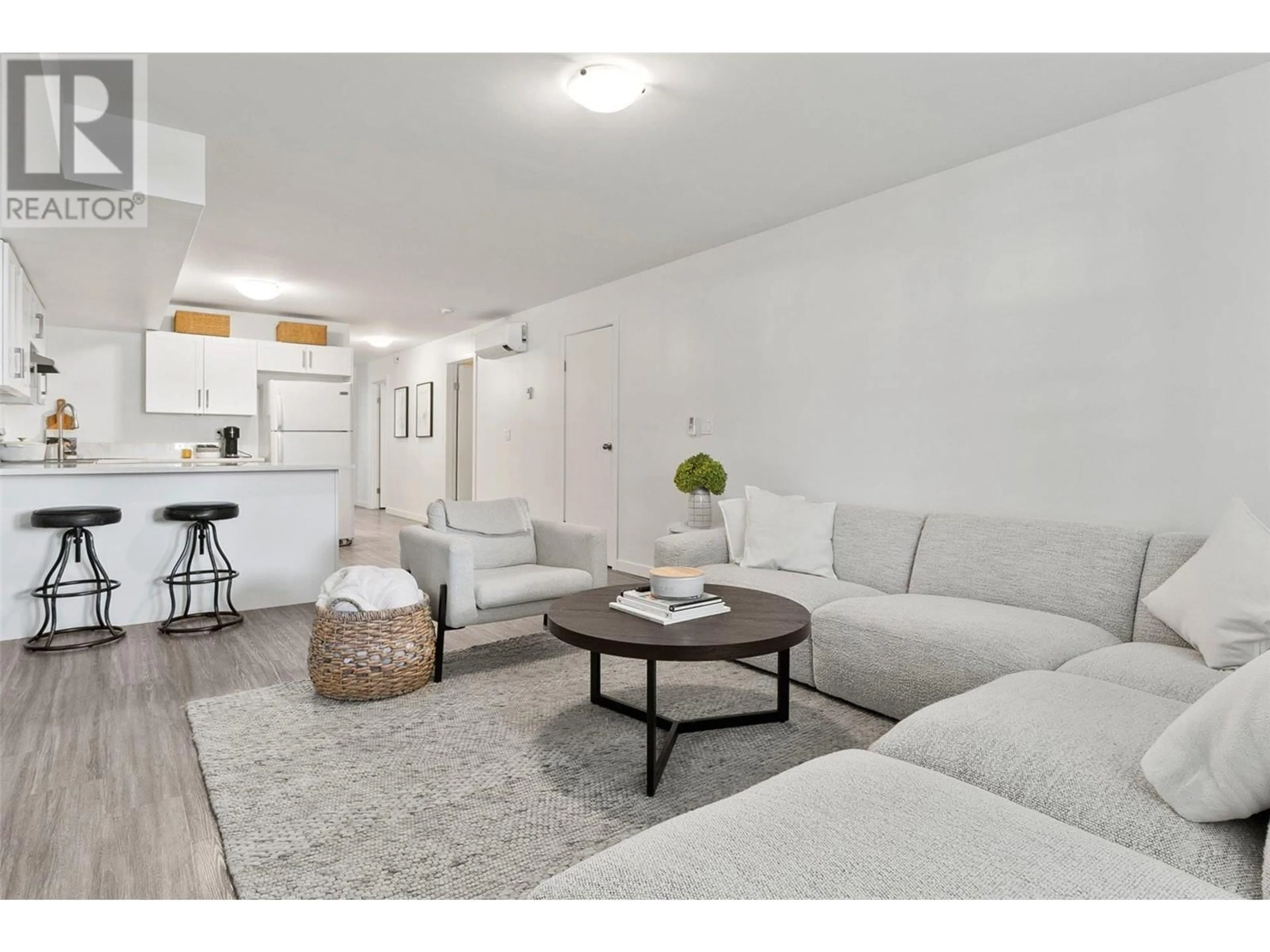 Living room with furniture, unknown for 749 FRANCIS AVENUE, Kelowna British Columbia V1Y5G6