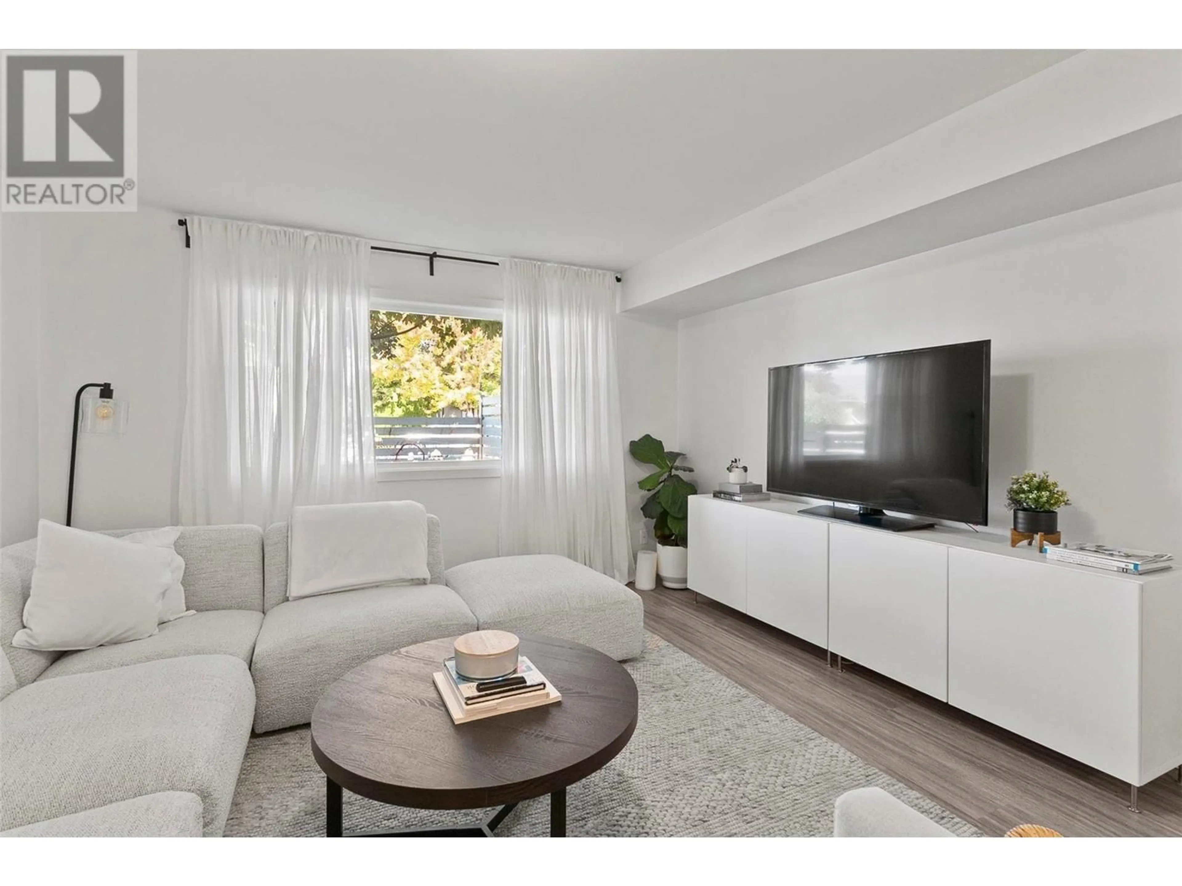 Living room with furniture, wood/laminate floor for 749 FRANCIS AVENUE, Kelowna British Columbia V1Y5G6