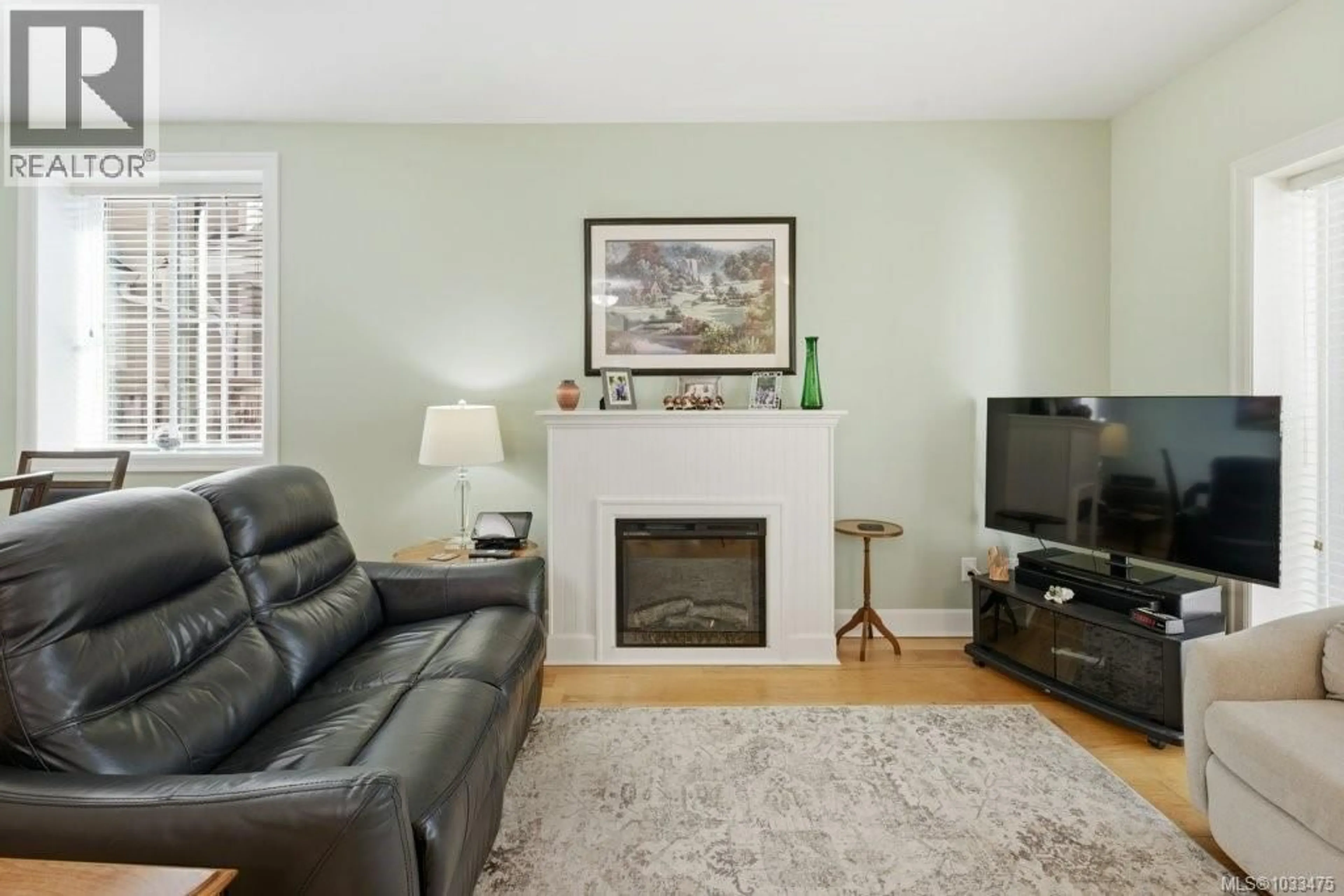 Living room with furniture, wood/laminate floor for 5 - 2320 OAKVILLE AVENUE, Sidney British Columbia V8L0B5