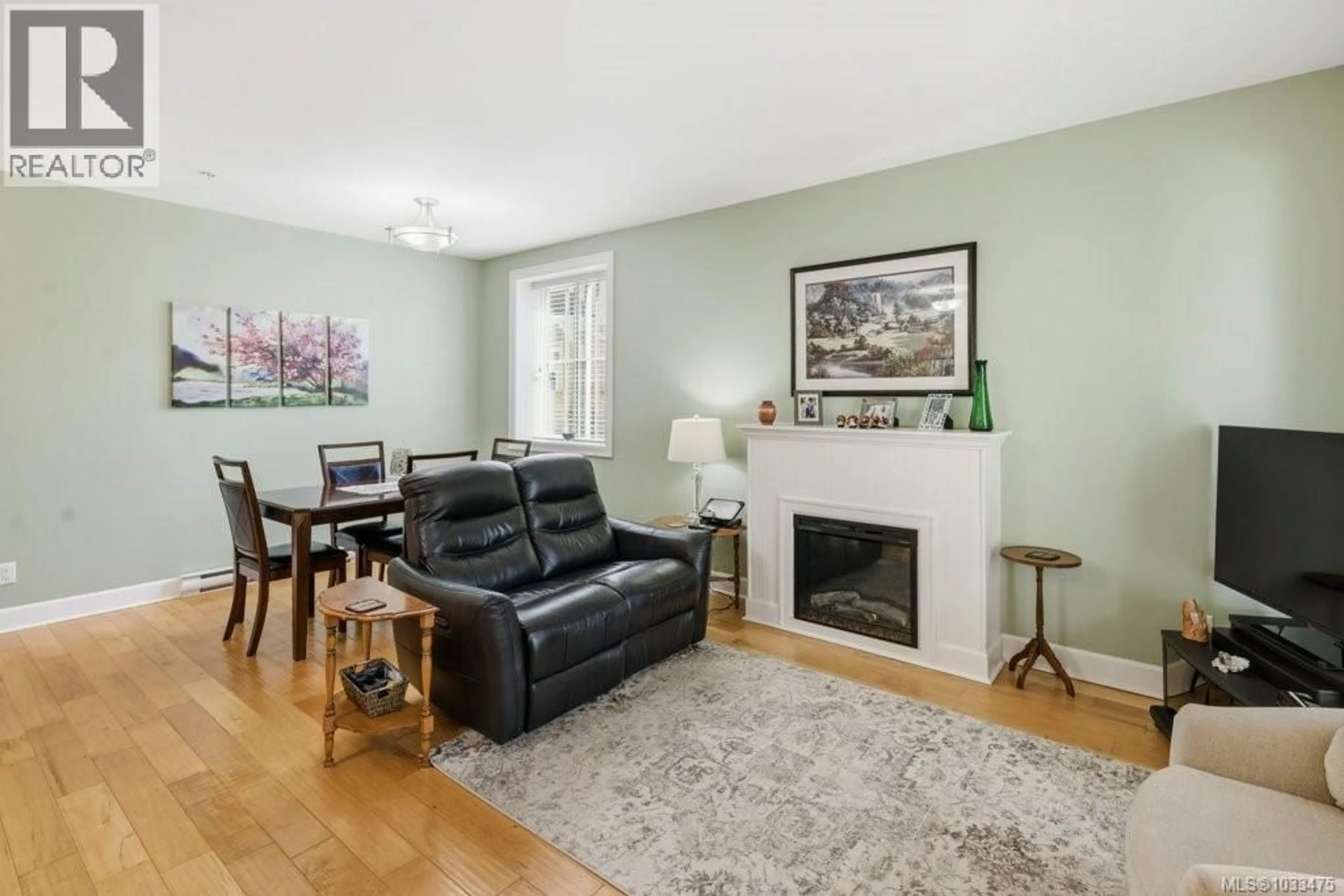 Living room with furniture, wood/laminate floor for 5 - 2320 OAKVILLE AVENUE, Sidney British Columbia V8L0B5