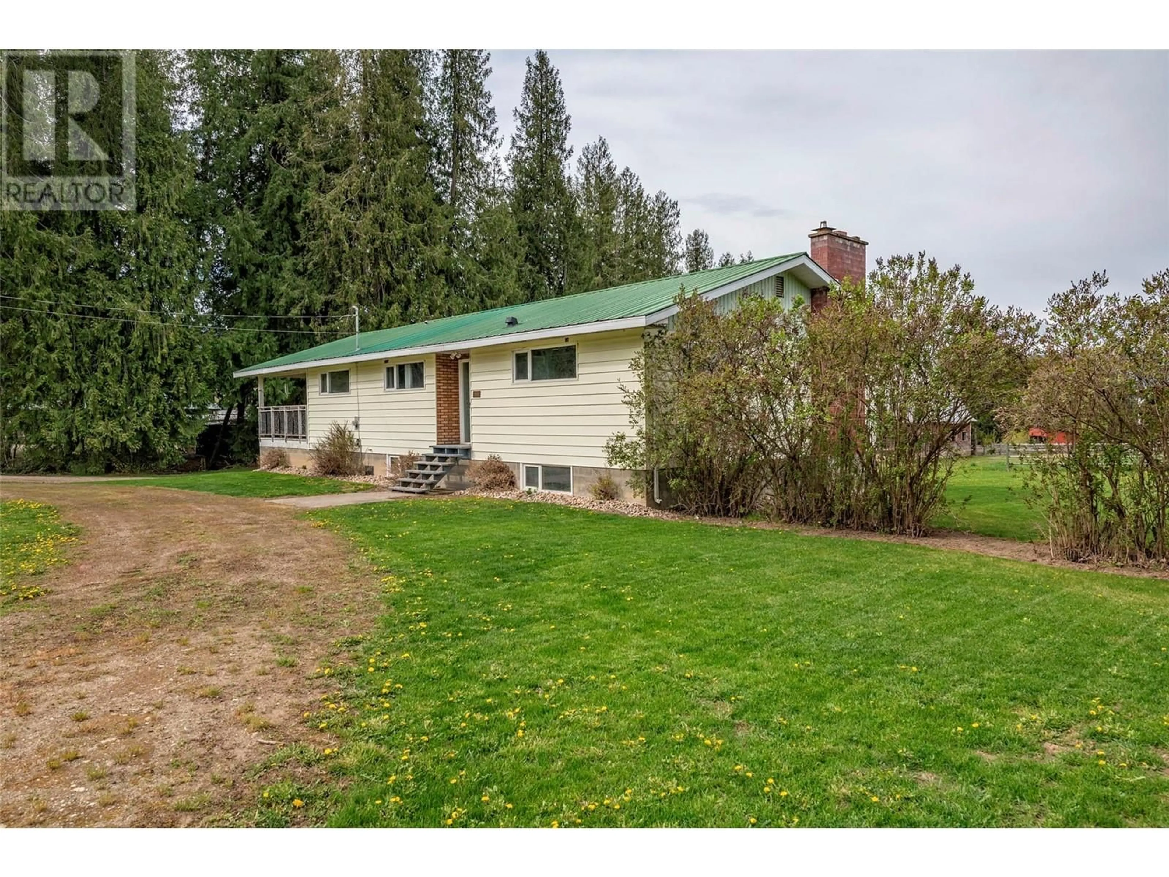 A pic from outside/outdoor area/front of a property/back of a property/a pic from drone, unknown for 1121 Mountain View Road, Spallumcheen British Columbia V4Y0S2