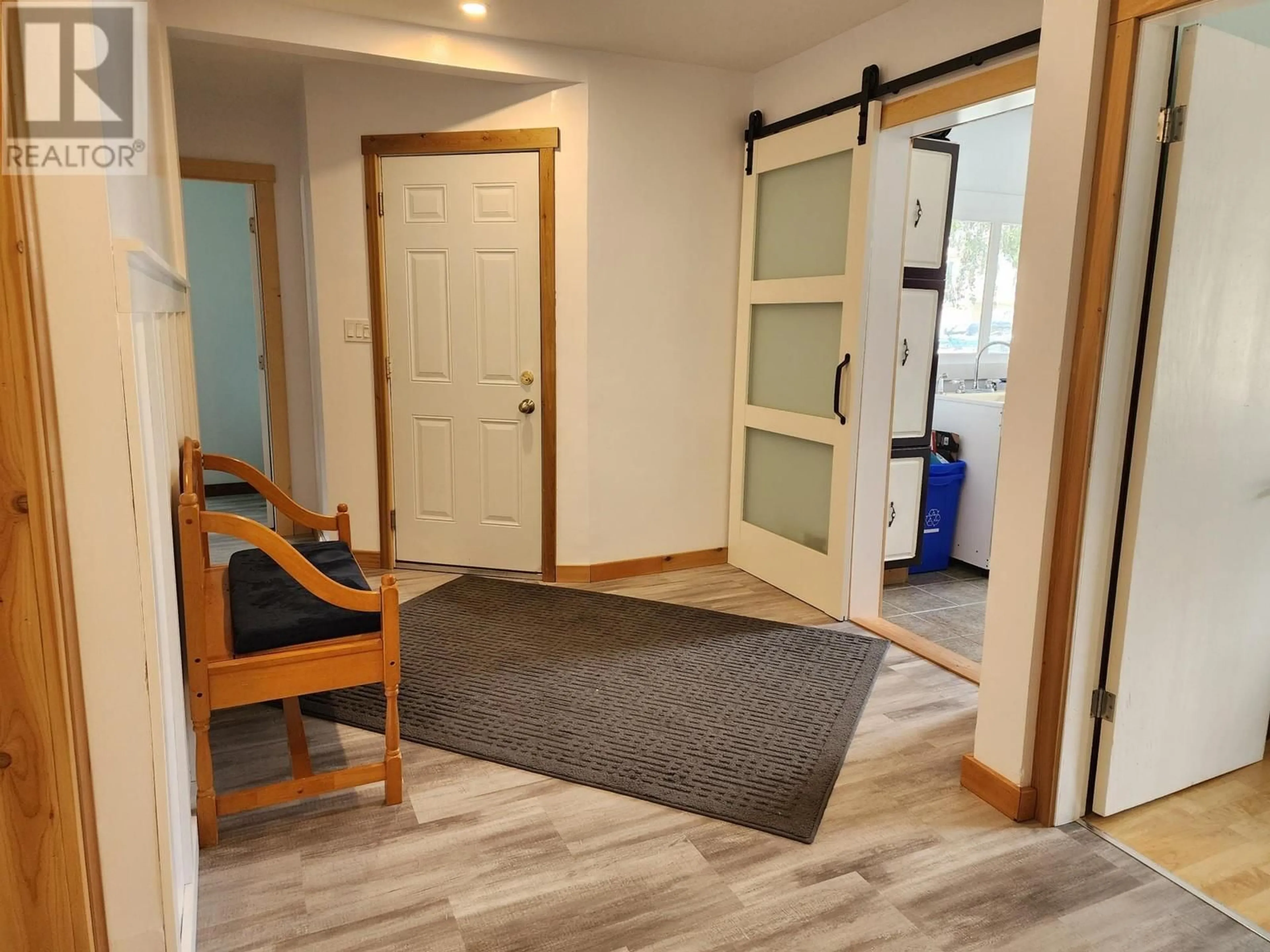 Indoor entryway for 316 3RD  NW Avenue, Nakusp British Columbia V0G1R0