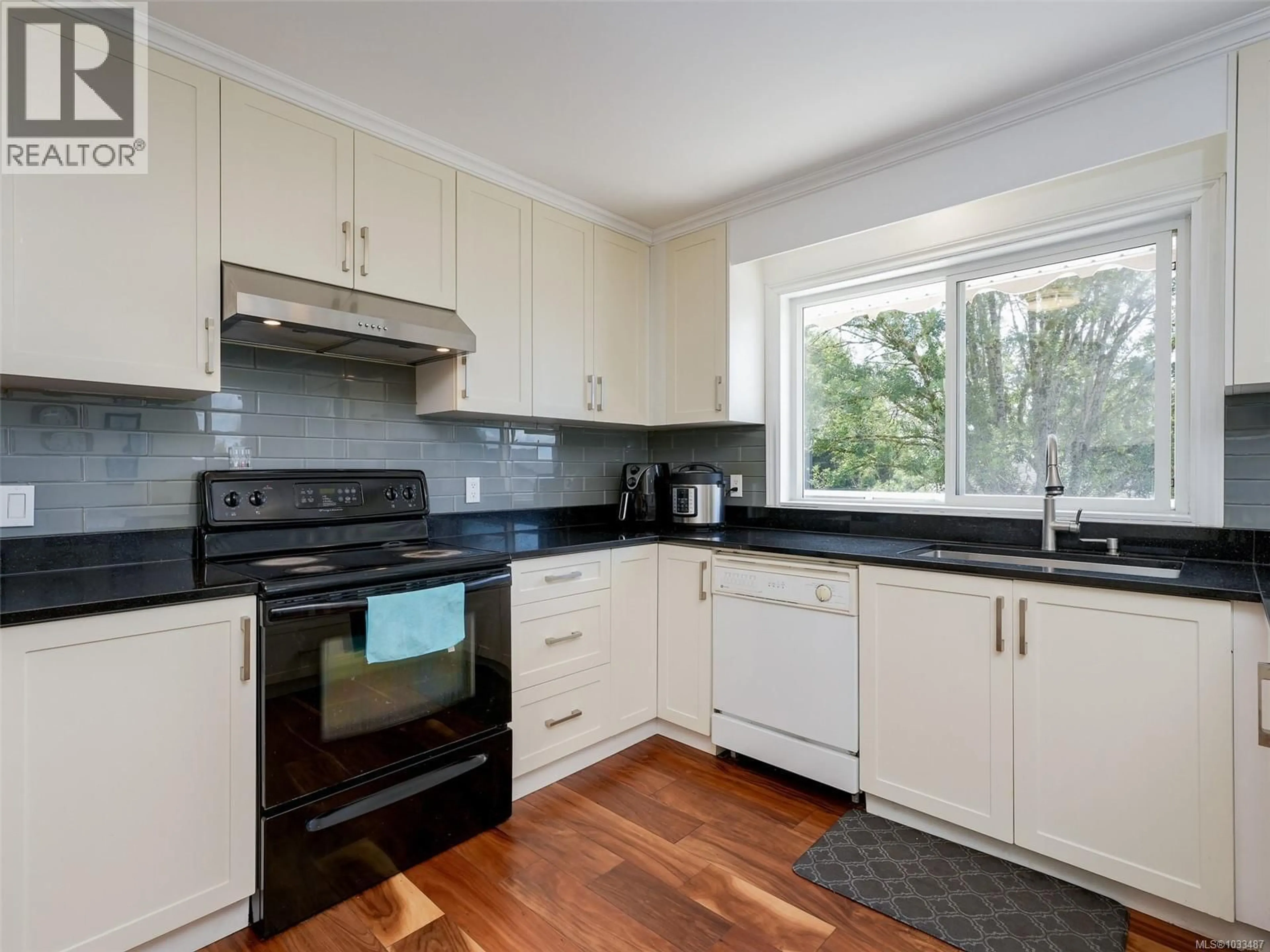 Standard kitchen, wood/laminate floor for 948 MCKENZIE AVENUE, Saanich British Columbia V8X3G5
