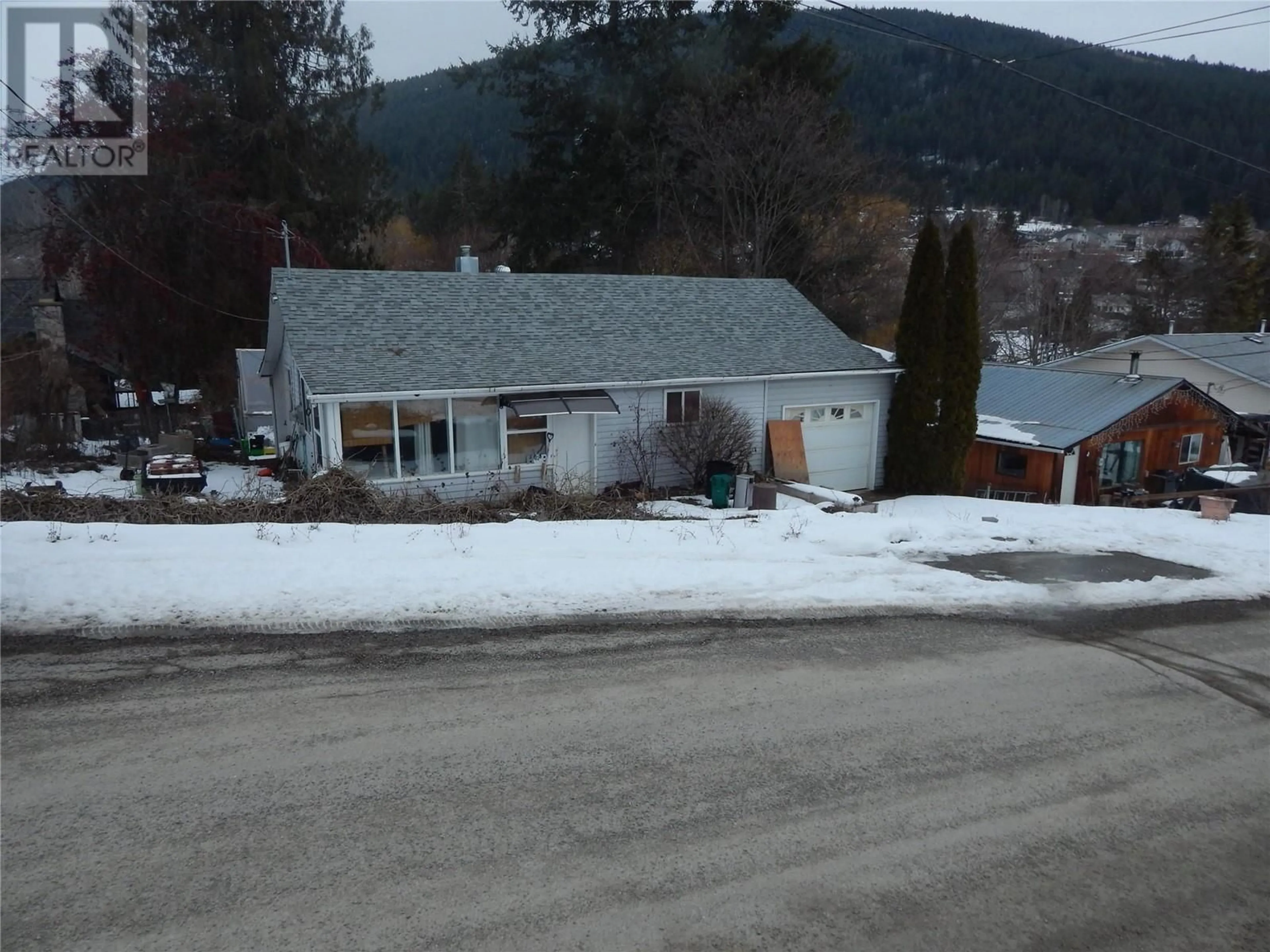 A pic from outside/outdoor area/front of a property/back of a property/a pic from drone, street for 1422 MURDOCH Street, Creston British Columbia V0B1G4