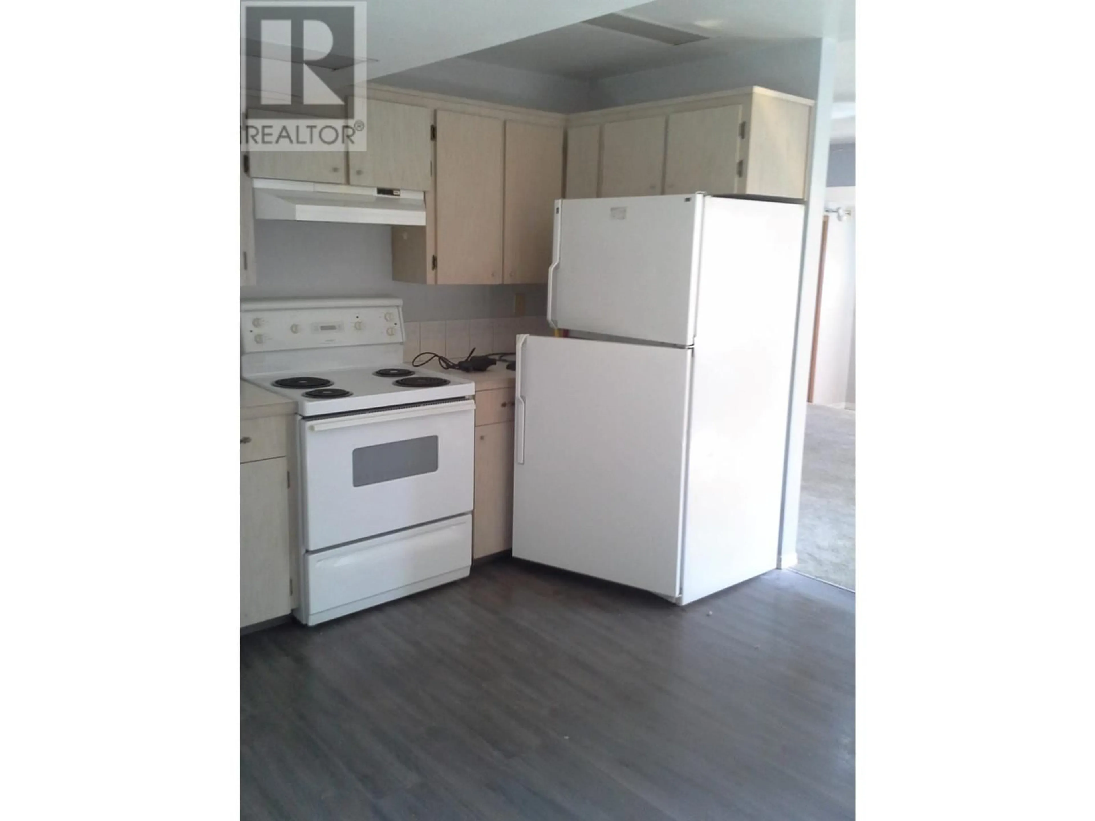 Standard kitchen, wood/laminate floor for 1422 MURDOCH Street, Creston British Columbia V0B1G4