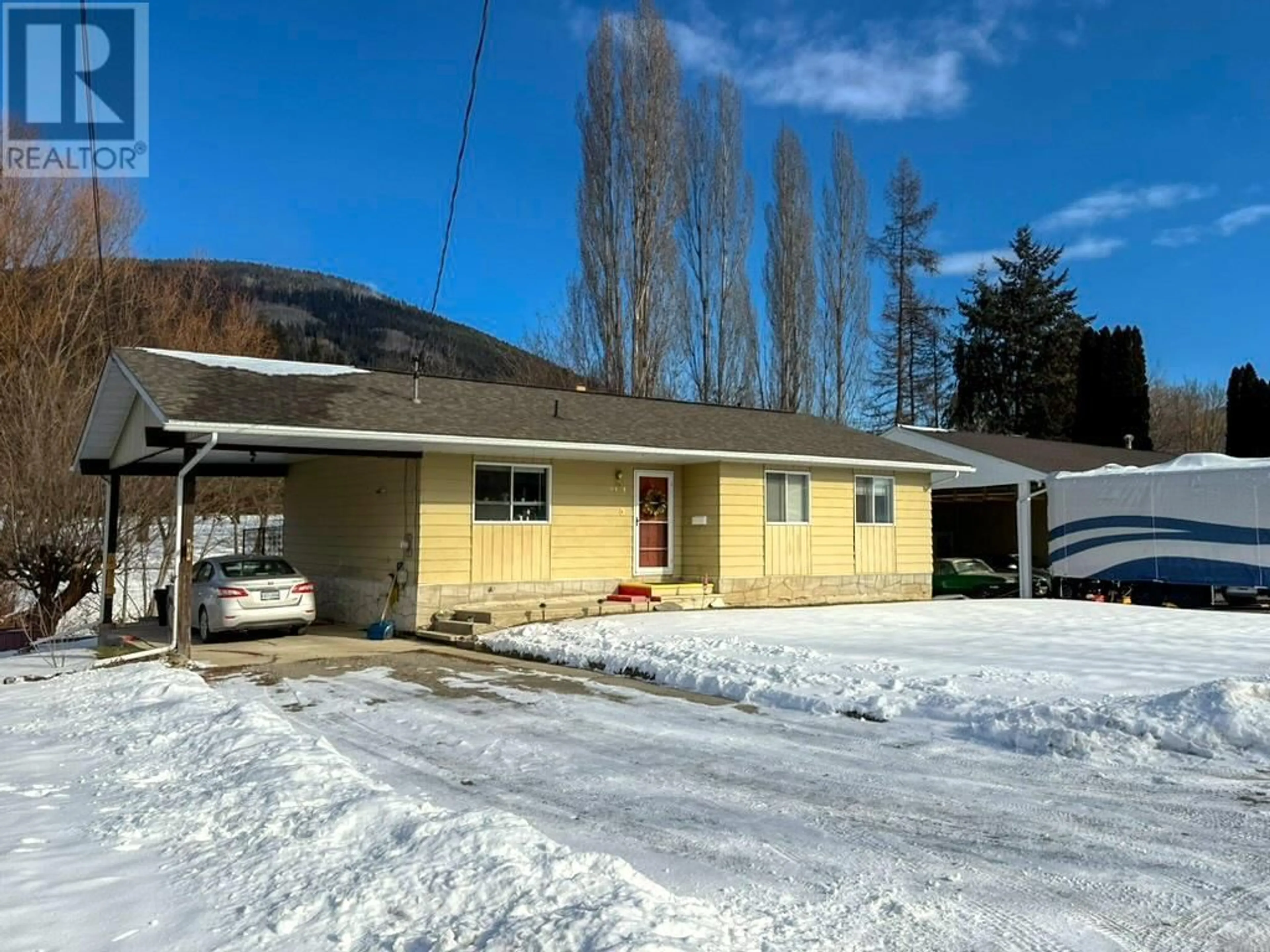 A pic from outside/outdoor area/front of a property/back of a property/a pic from drone, mountain view for 2404 DOGWOOD Street, Creston British Columbia V0B1G5