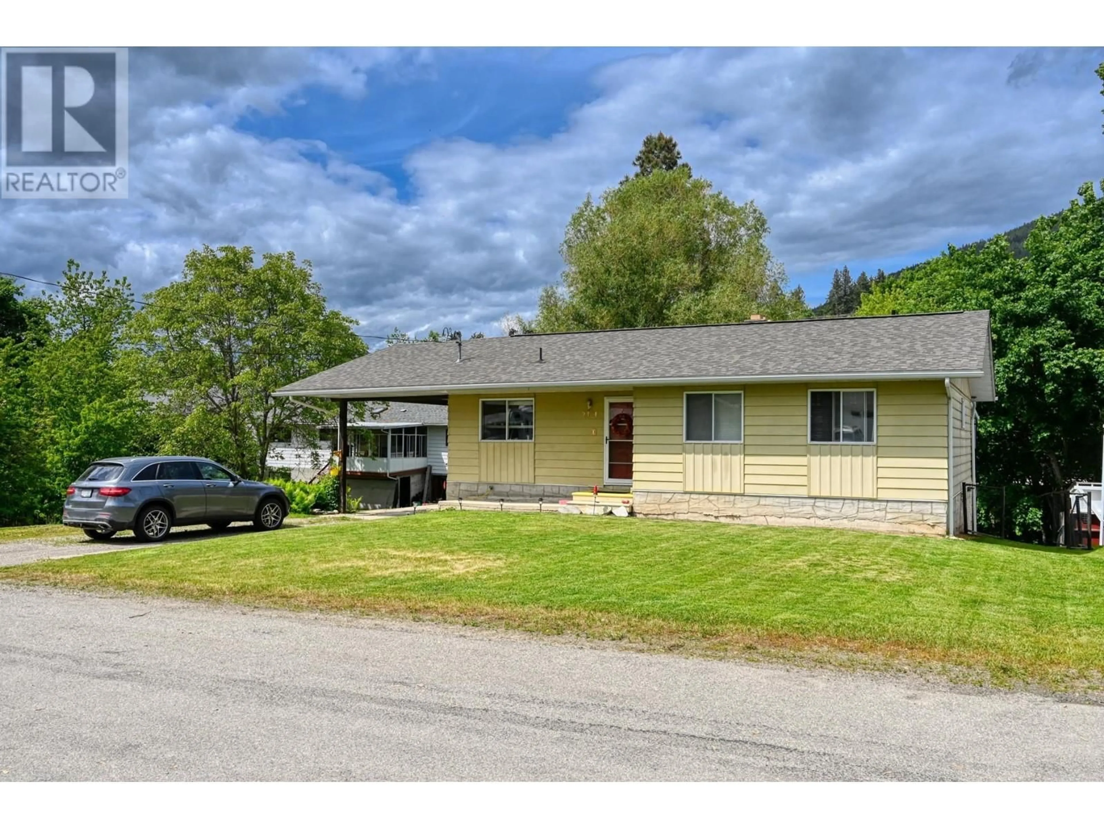 A pic from outside/outdoor area/front of a property/back of a property/a pic from drone, street for 2404 DOGWOOD Street, Creston British Columbia V0B1G5