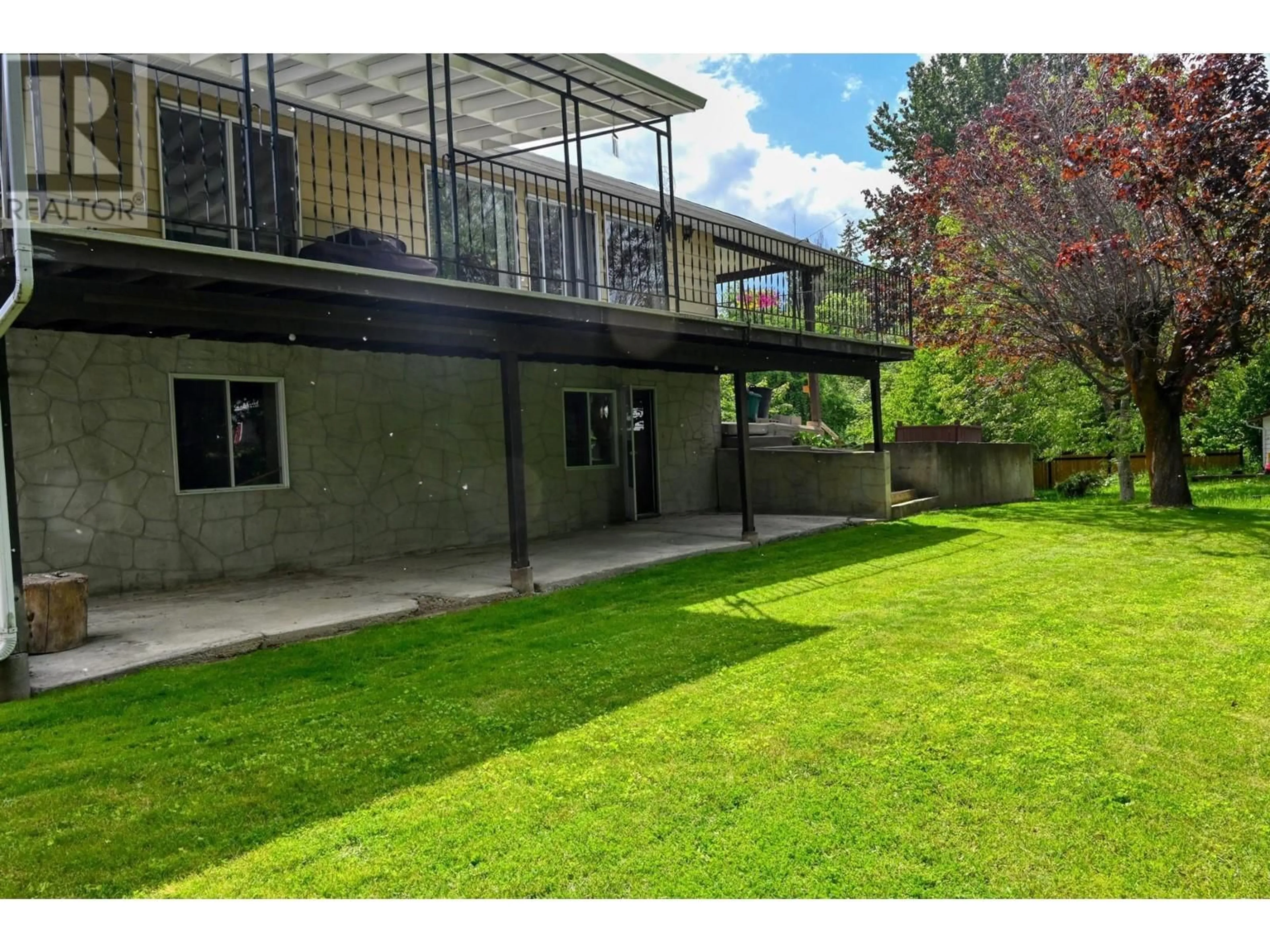 Patio, building for 2404 DOGWOOD Street, Creston British Columbia V0B1G5