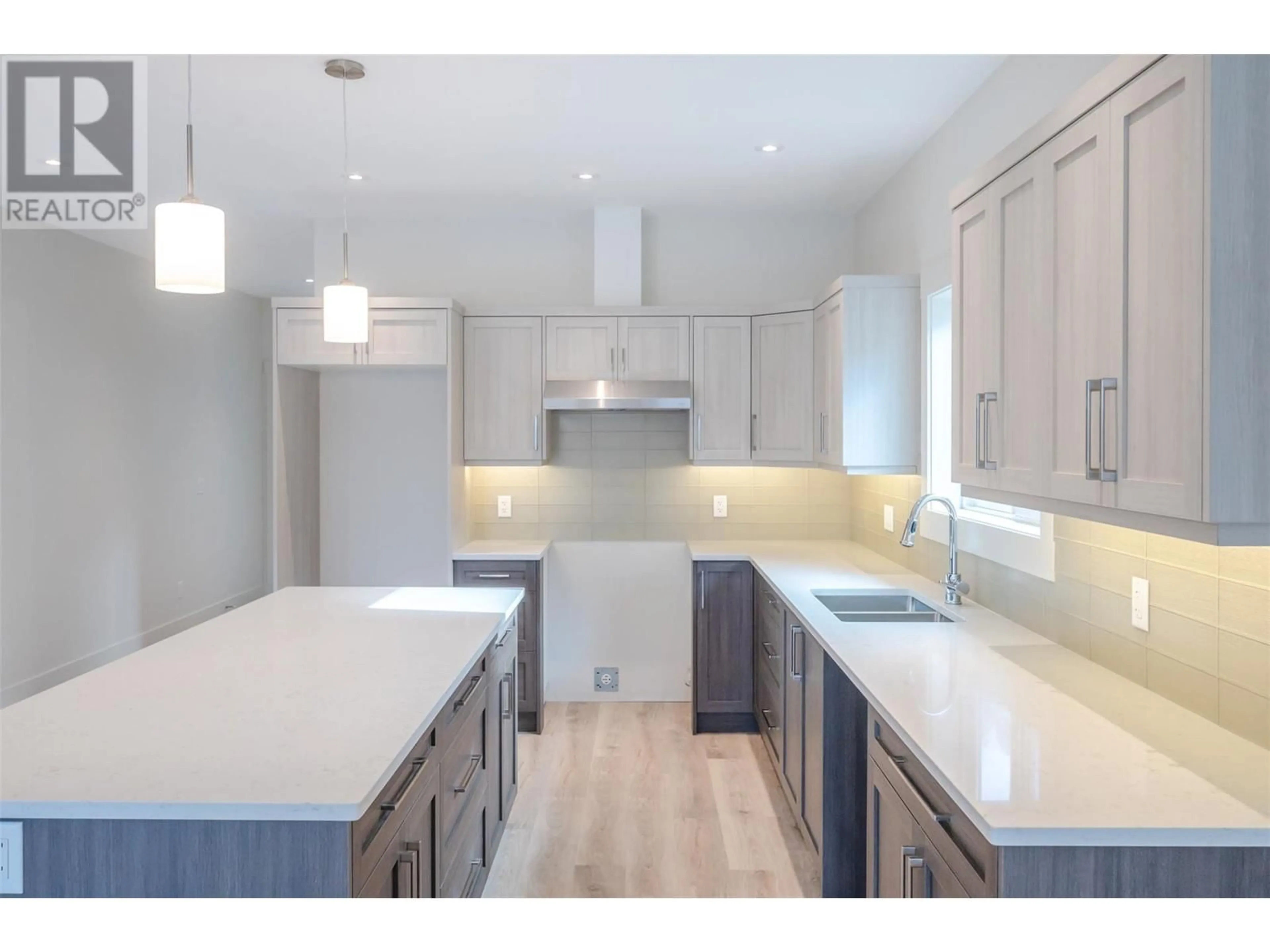 Contemporary kitchen, unknown for 695 Pineview Road Unit# 138, Penticton British Columbia V2A7S8