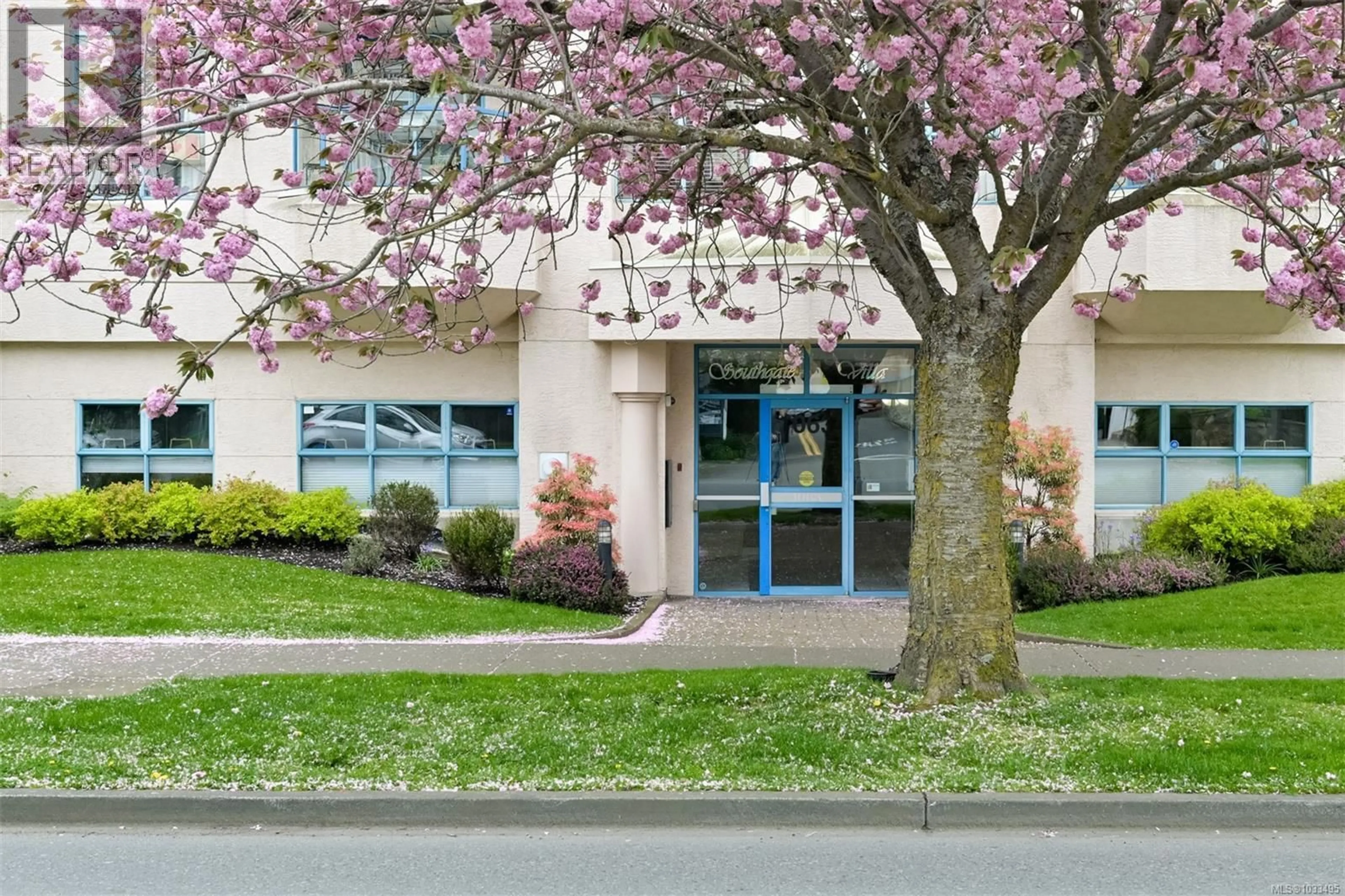 Indoor foyer for 209 - 1063 SOUTHGATE STREET, Victoria British Columbia V8V2Z1