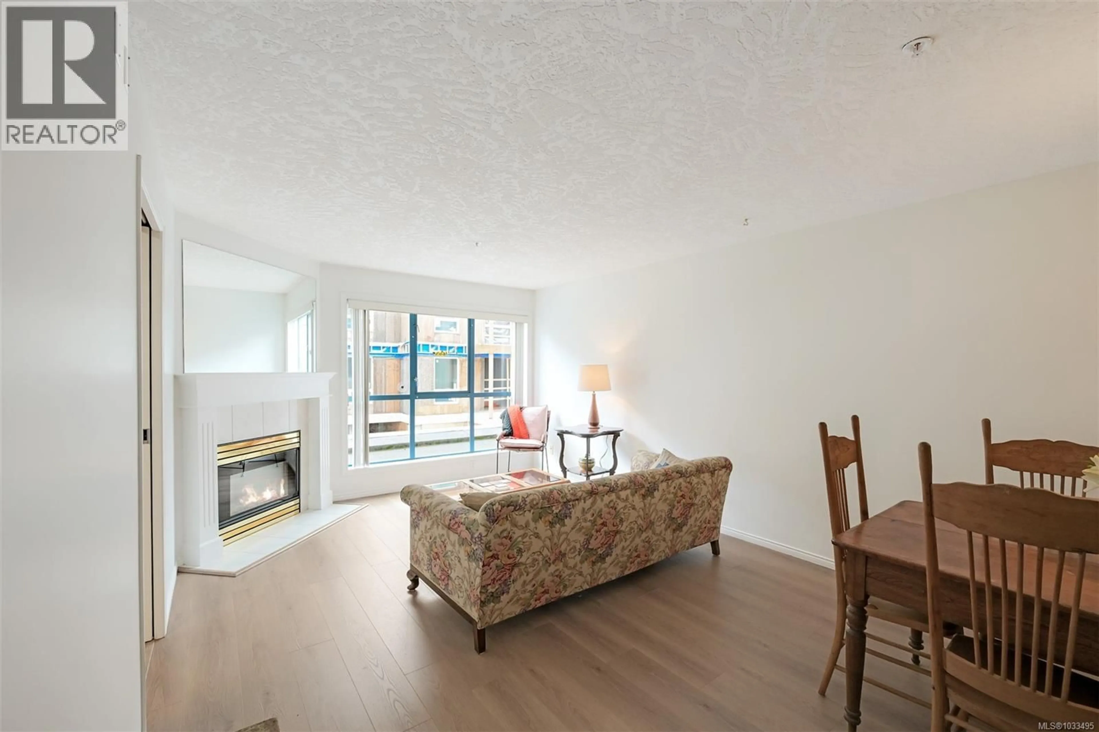 Living room with furniture, wood/laminate floor for 209 - 1063 SOUTHGATE STREET, Victoria British Columbia V8V2Z1