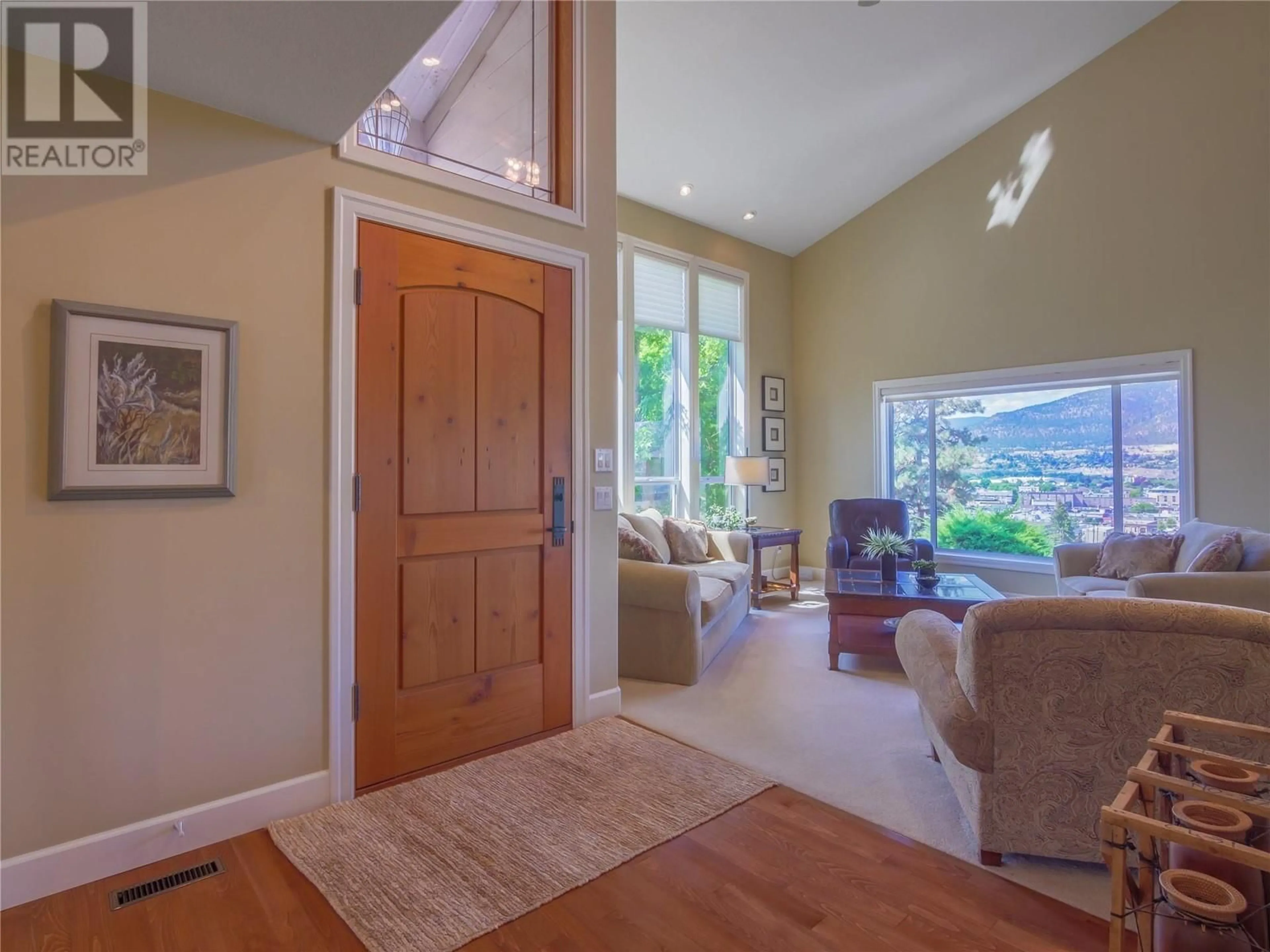 Indoor entryway for 501 Nanaimo Avenue E, Penticton British Columbia V2A1M8