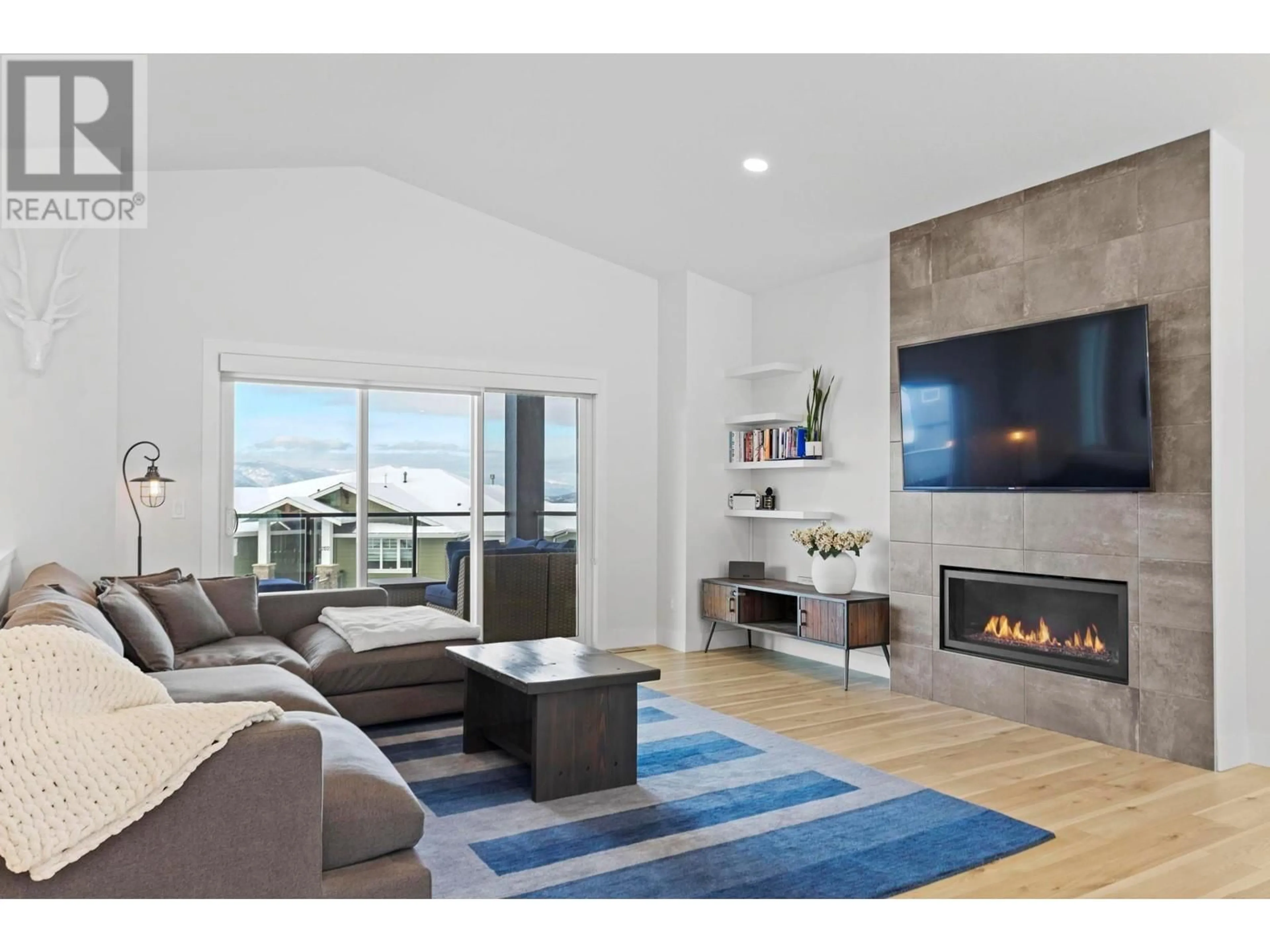 Living room with furniture, unknown for 2209 LAVETTA DRIVE, Kelowna British Columbia V1P1V1