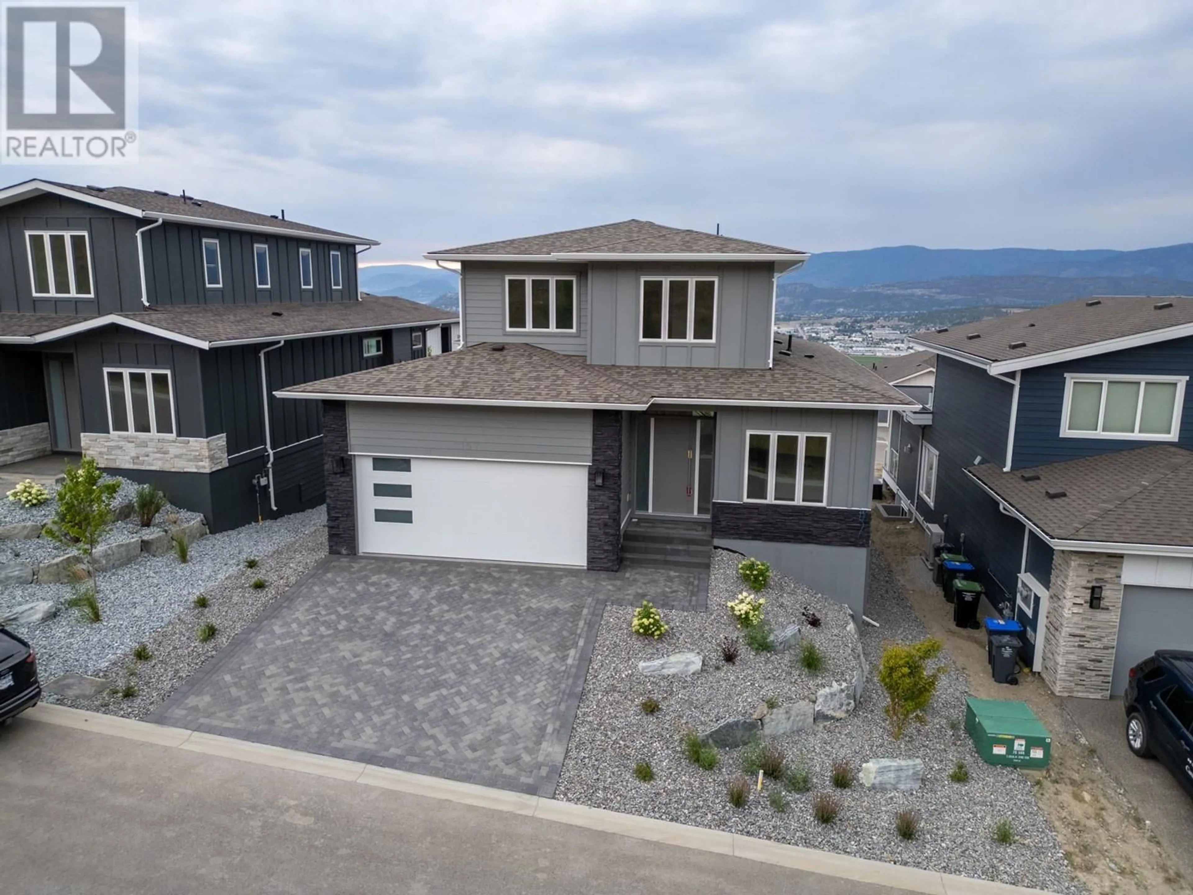 A pic from outside/outdoor area/front of a property/back of a property/a pic from drone, unknown for 2157 Kentucky Crescent, Kelowna British Columbia V1P1S8