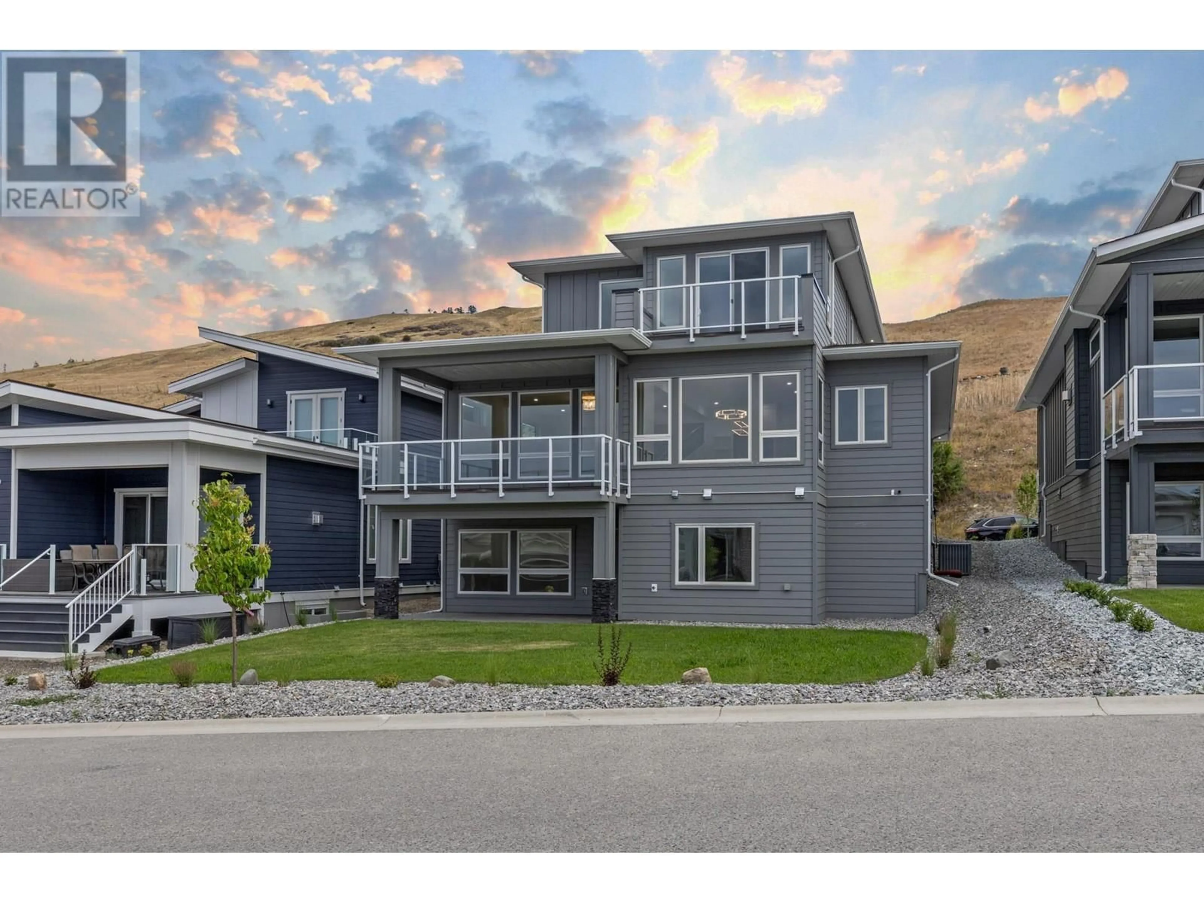 Home with vinyl exterior material, mountain view for 2157 Kentucky Crescent, Kelowna British Columbia V1P1S8