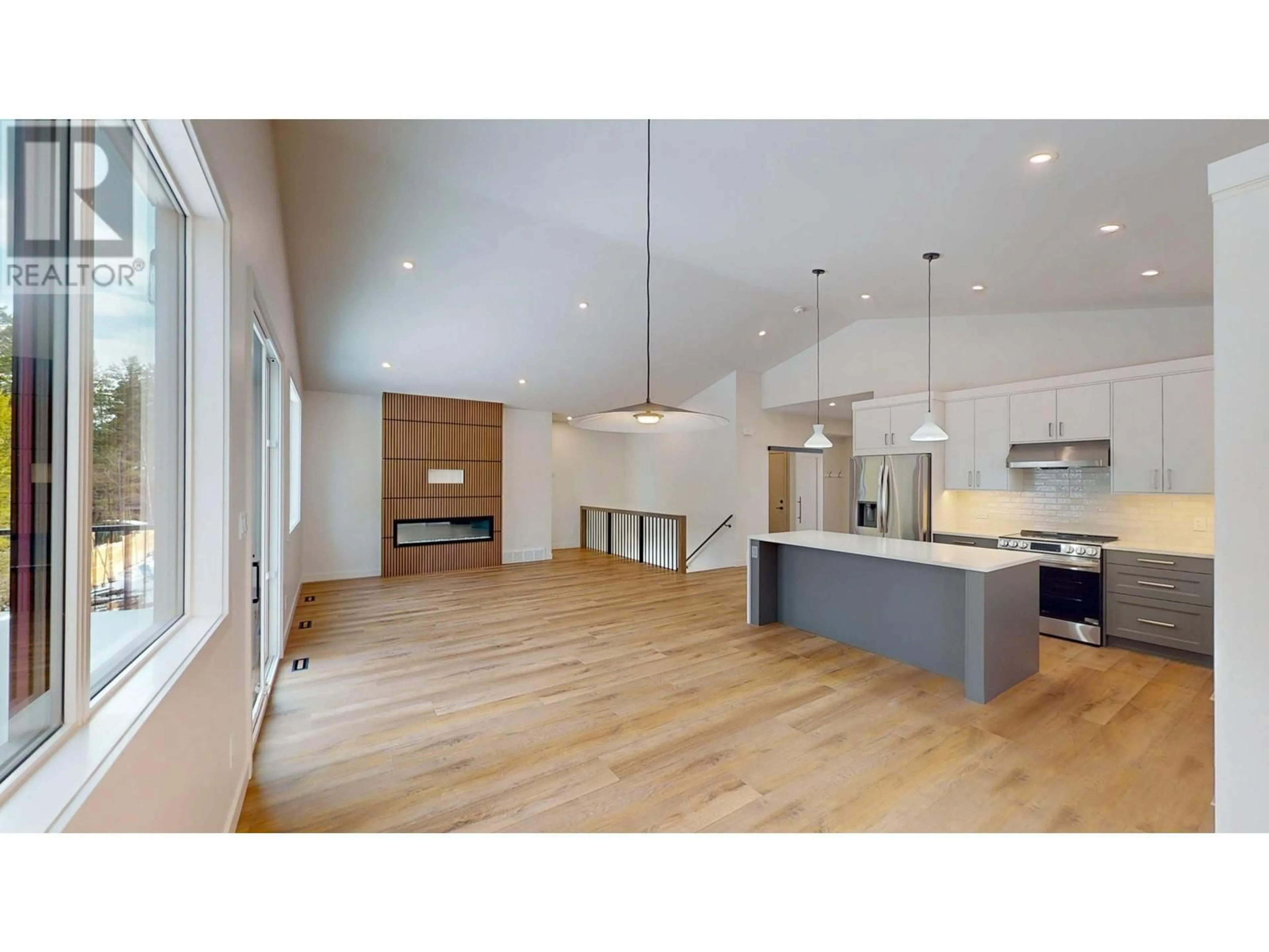 Open concept kitchen, wood/laminate floor for 930 COPPER POINT WAY, Windermere British Columbia V0A1K3