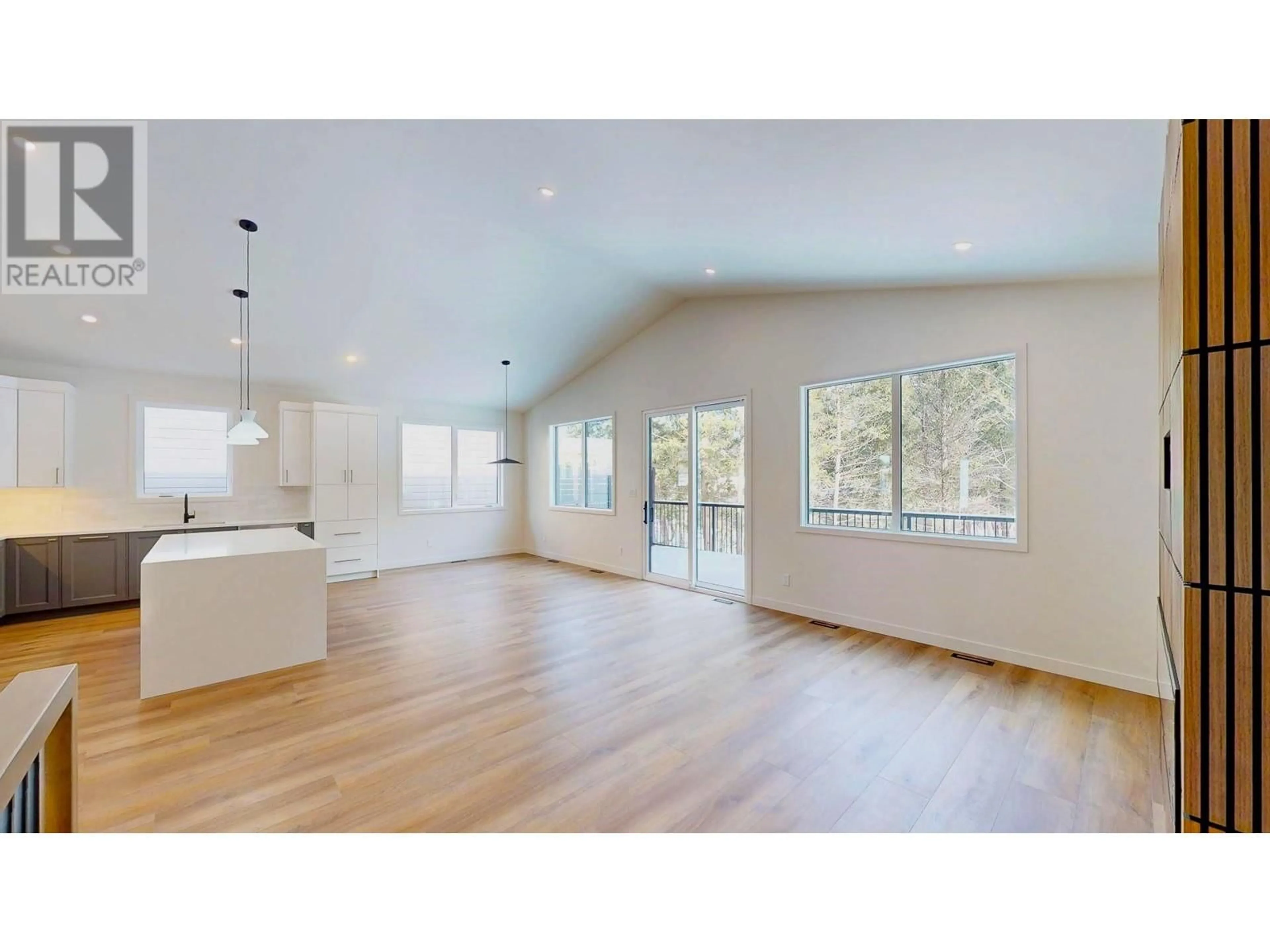 Open concept kitchen, wood/laminate floor for 930 COPPER POINT WAY, Windermere British Columbia V0A1K3