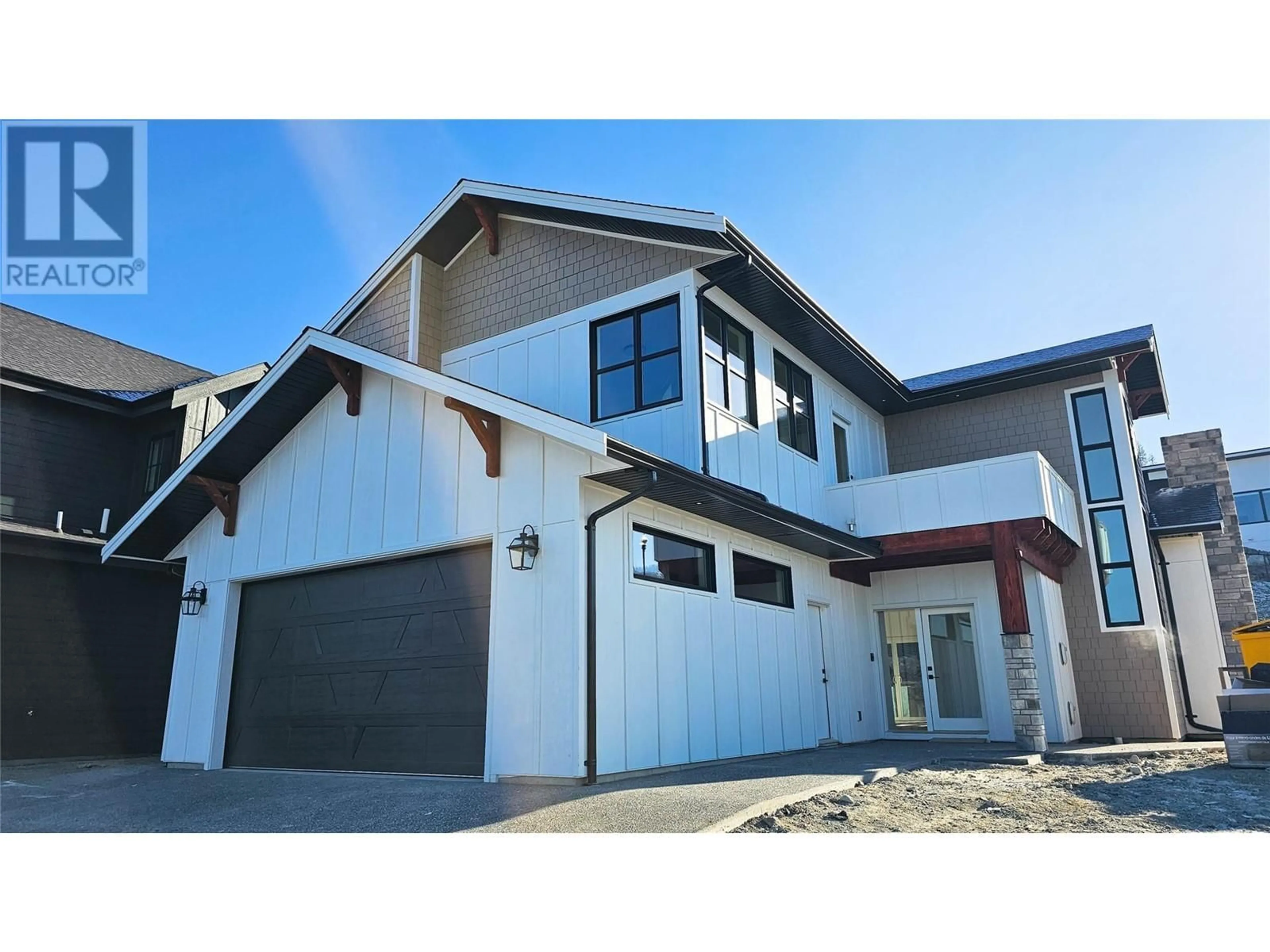 Home with vinyl exterior material, street for 5557 Foothill Court, Kelowna British Columbia V1W5A8