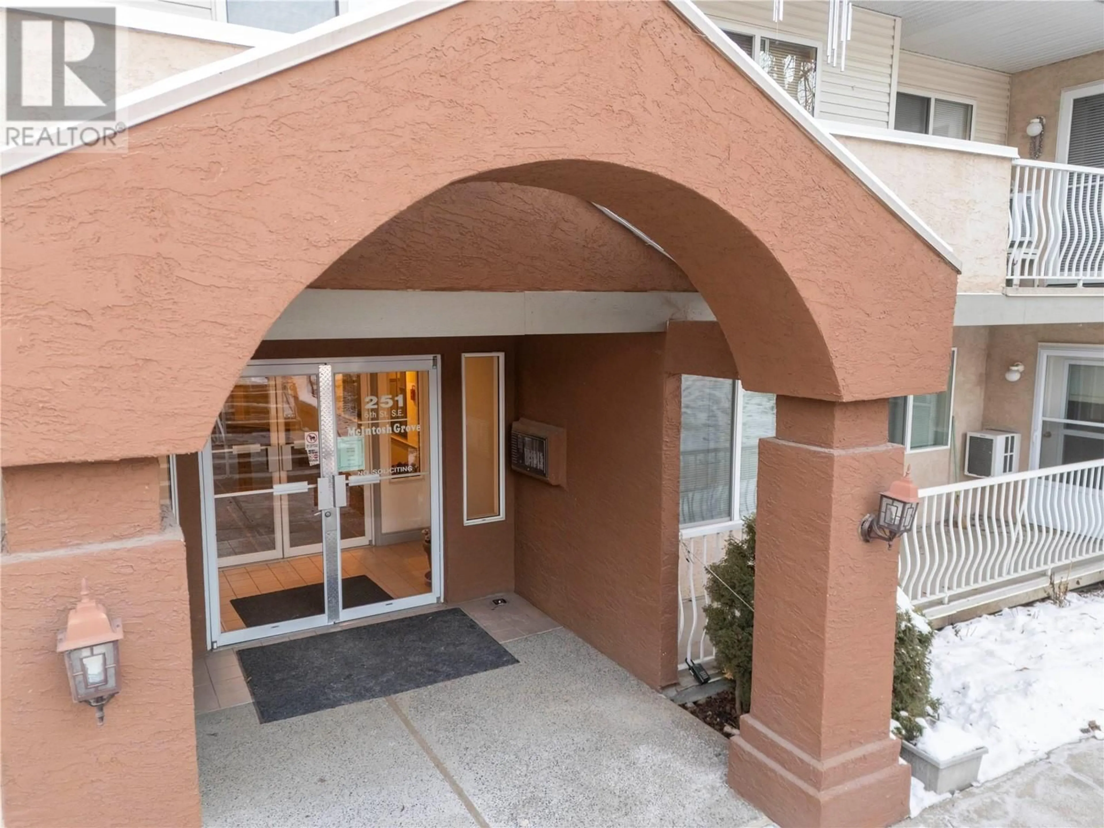 Indoor foyer for 251 6 Street SE Unit# 308, Salmon Arm British Columbia V1E1J9