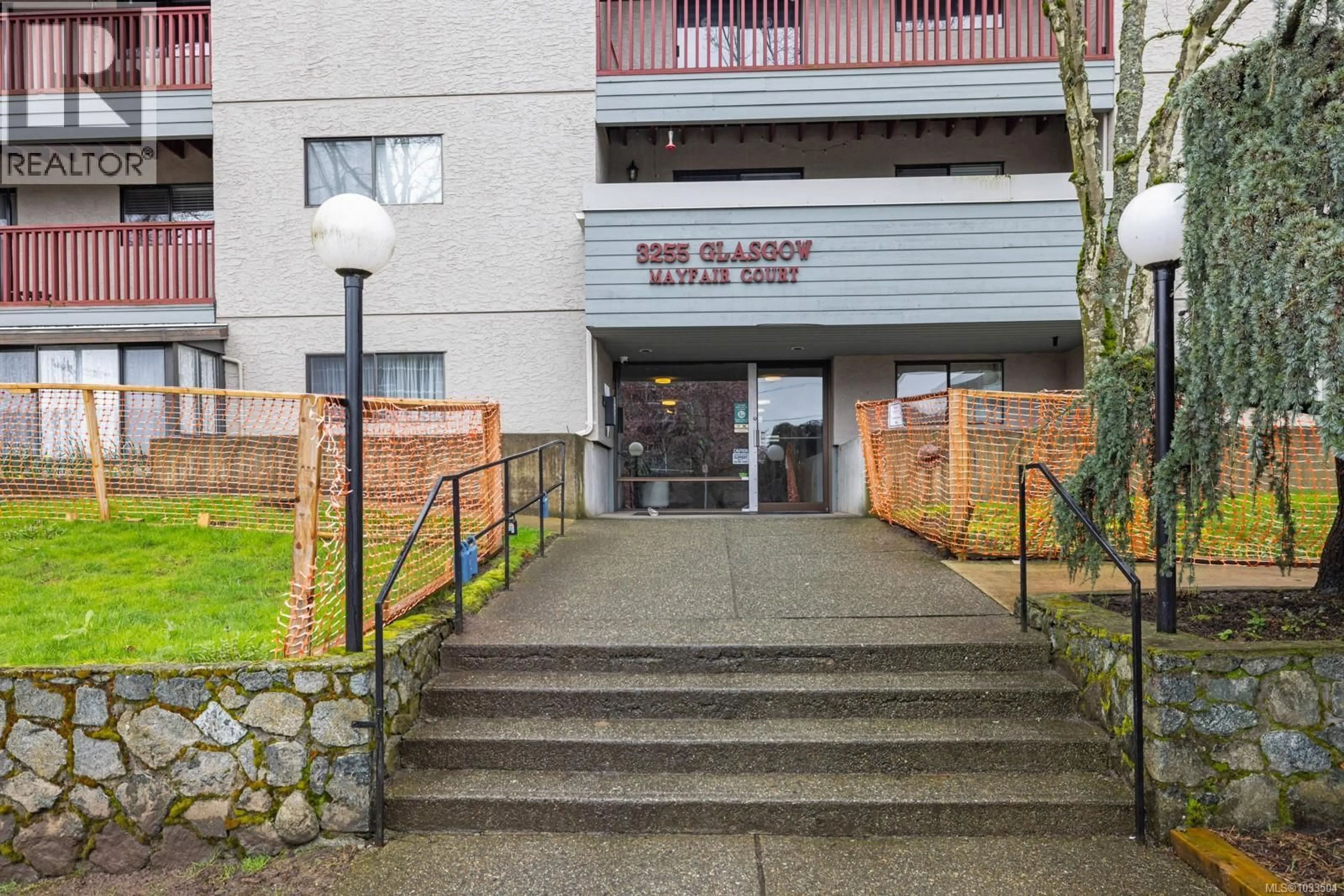 Indoor foyer for 215 - 3255 GLASGOW AVENUE, Saanich British Columbia V8X2S4
