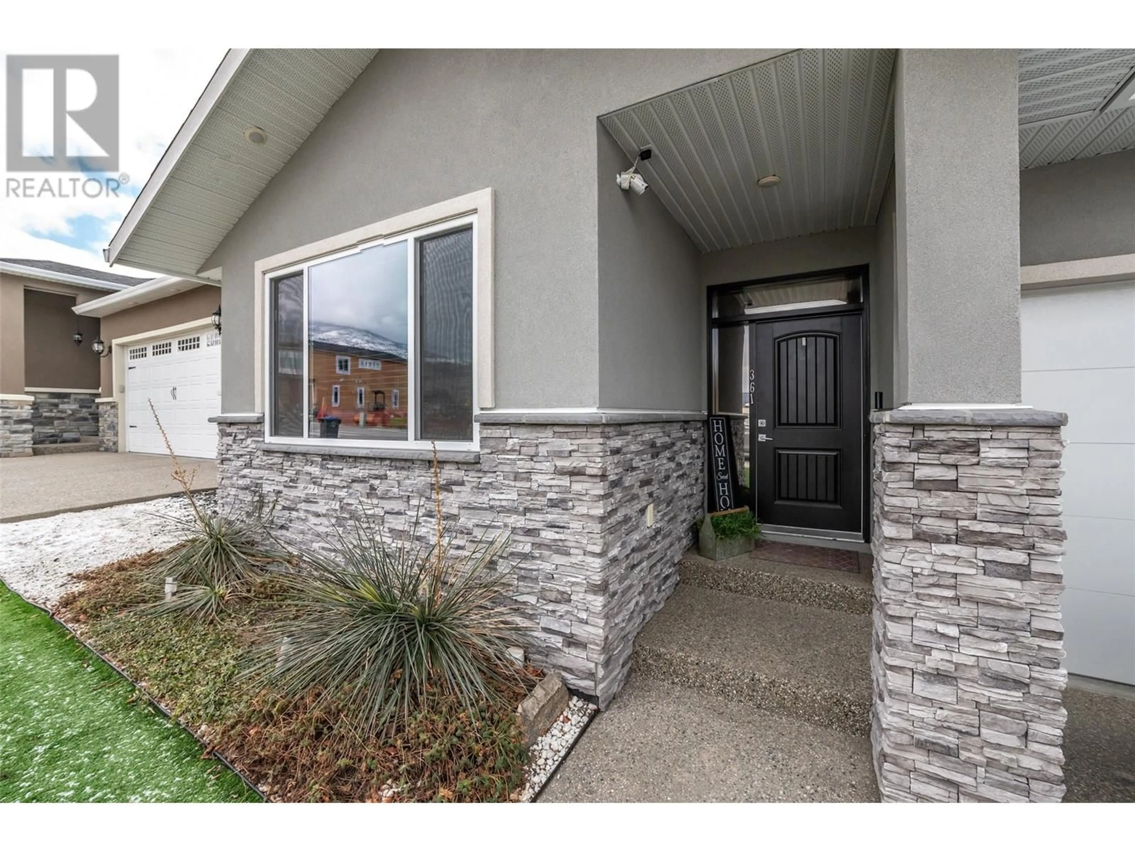 Indoor entryway for 361 Chardonnay Avenue, Oliver British Columbia V0H1T4