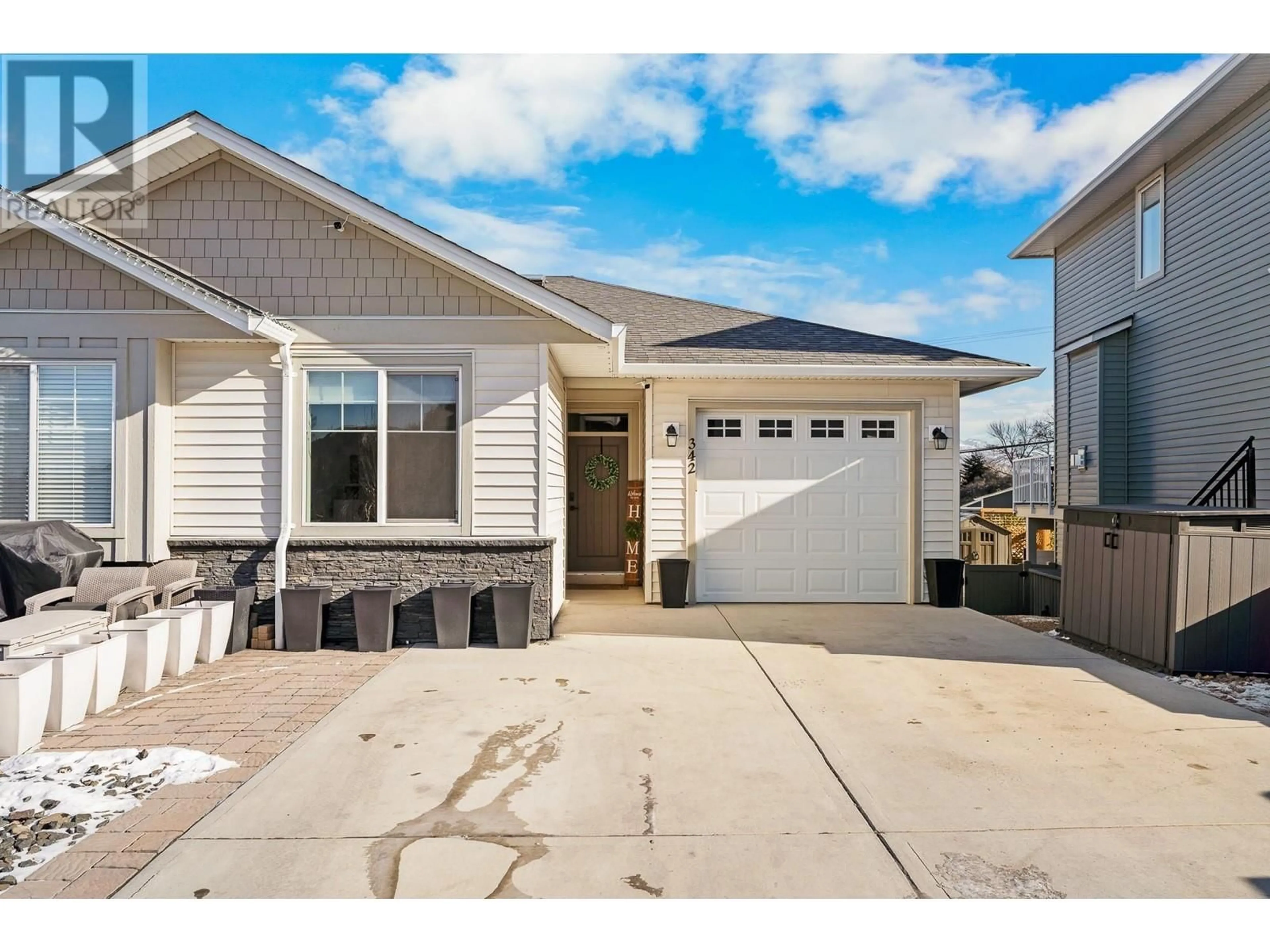 Home with vinyl exterior material, street for 342 WING Place, Kamloops British Columbia V2C0H2