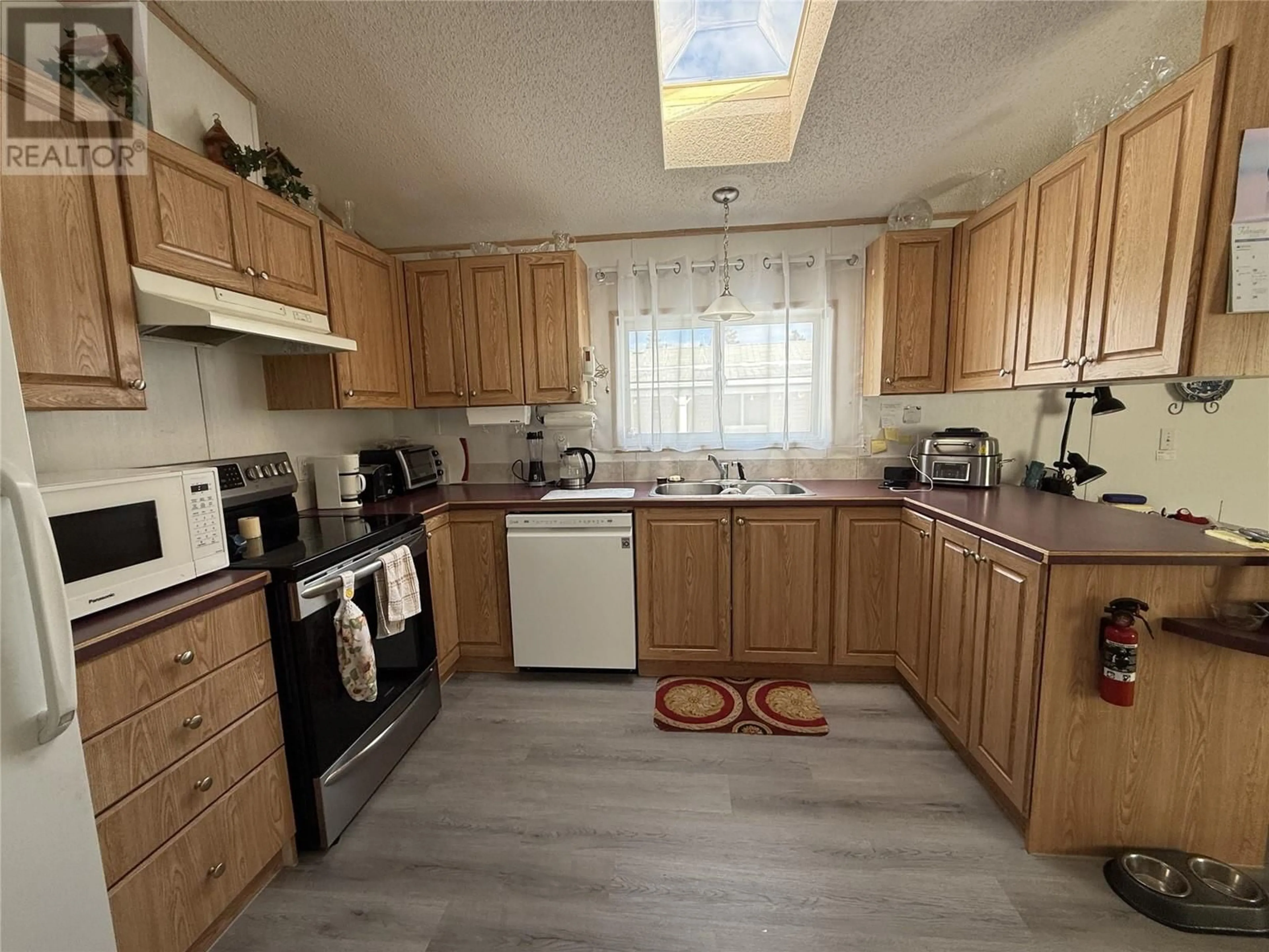 Standard kitchen, unknown for 39-254 MERRITT-SPENCES BRIDGE HIGHWAY, Merritt British Columbia V0K1M7