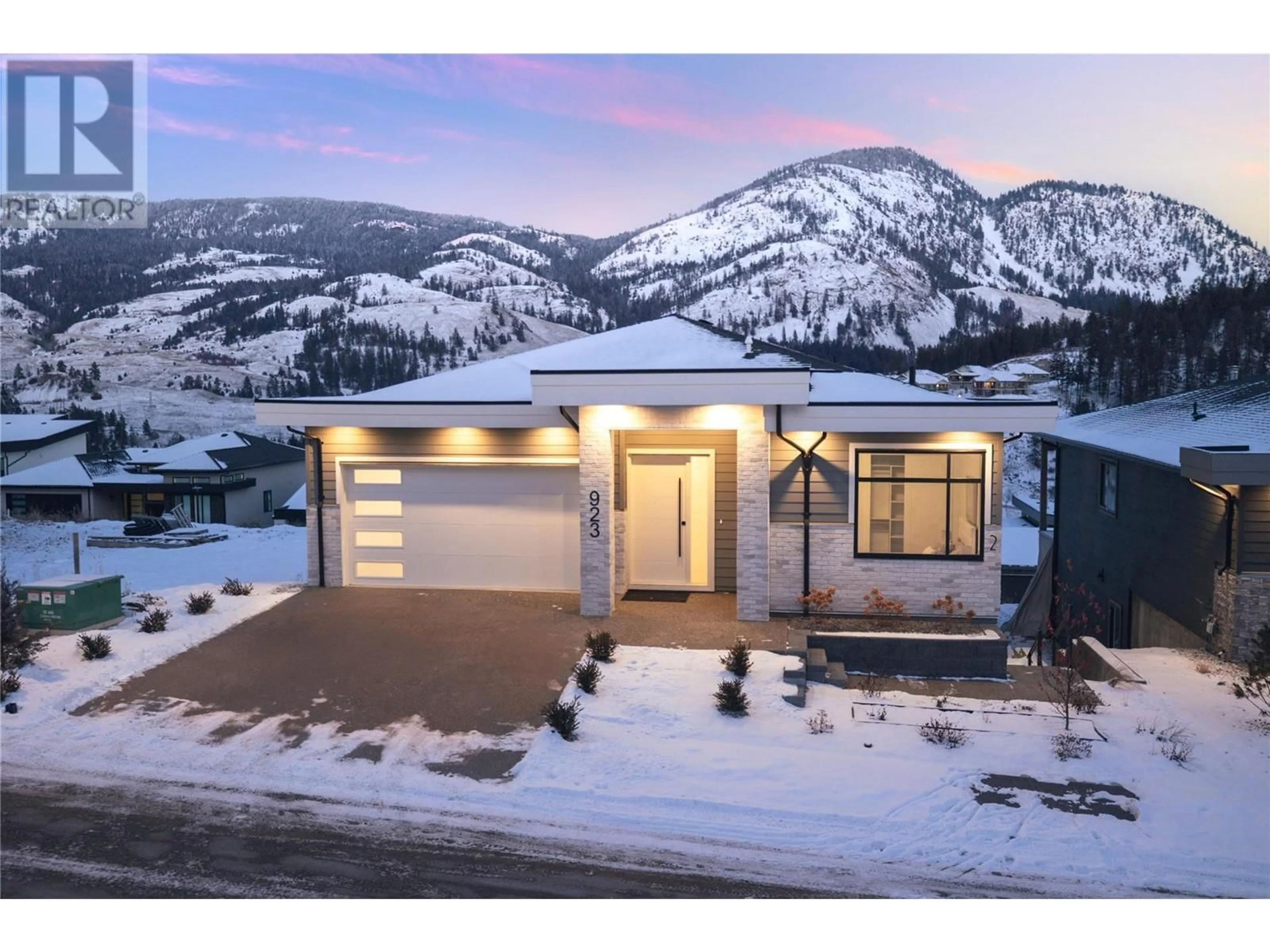 A pic from outside/outdoor area/front of a property/back of a property/a pic from drone, mountain view for 923 Melrose Street, Kelowna British Columbia V1P0A8