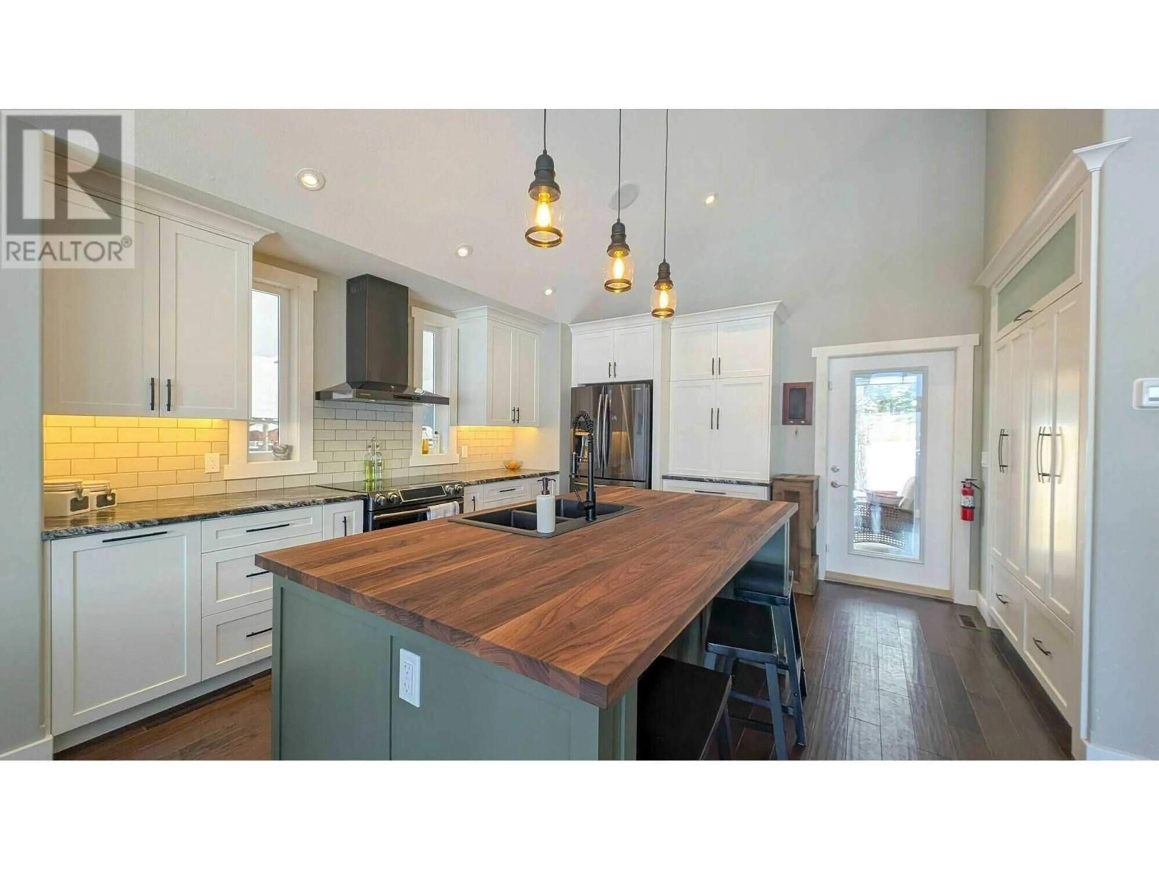 Open concept kitchen, wood/laminate floor for 205 18 Street S, Cranbrook British Columbia V1C0E1