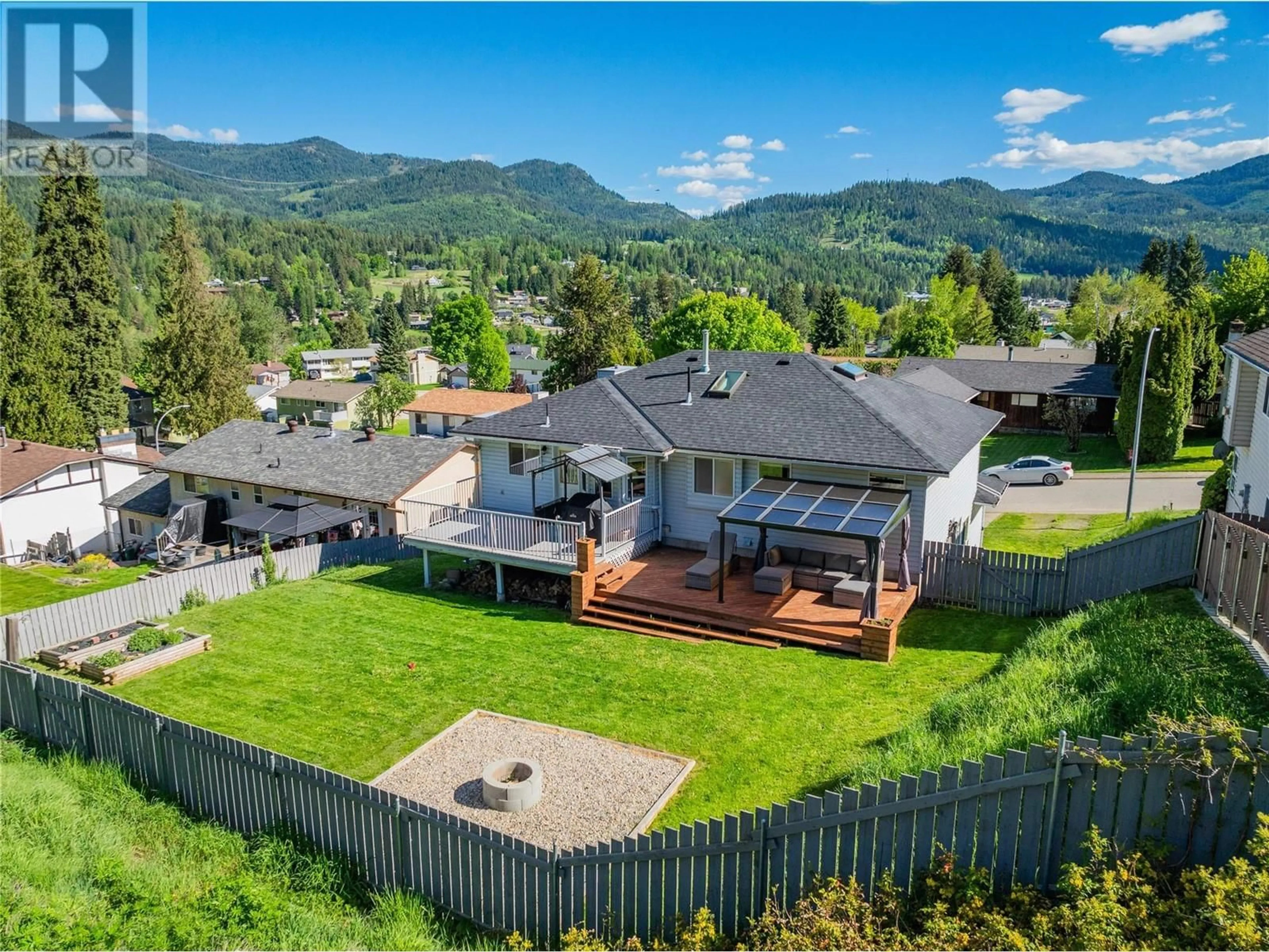 A pic from outside/outdoor area/front of a property/back of a property/a pic from drone, mountain view for 1915 ROBIN Street, Fruitvale British Columbia V0G1L0