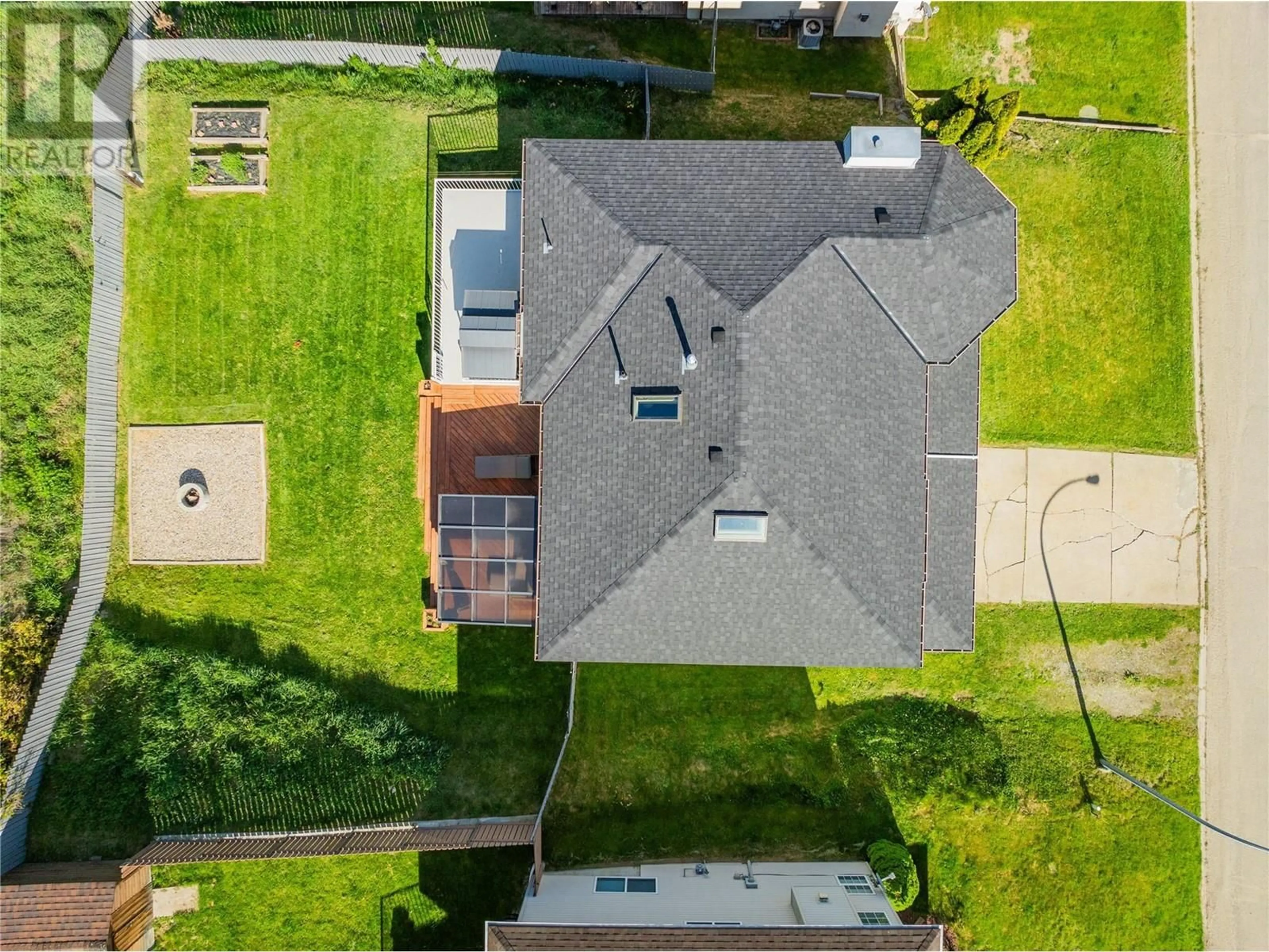 A pic from outside/outdoor area/front of a property/back of a property/a pic from drone, street for 1915 ROBIN Street, Fruitvale British Columbia V0G1L0