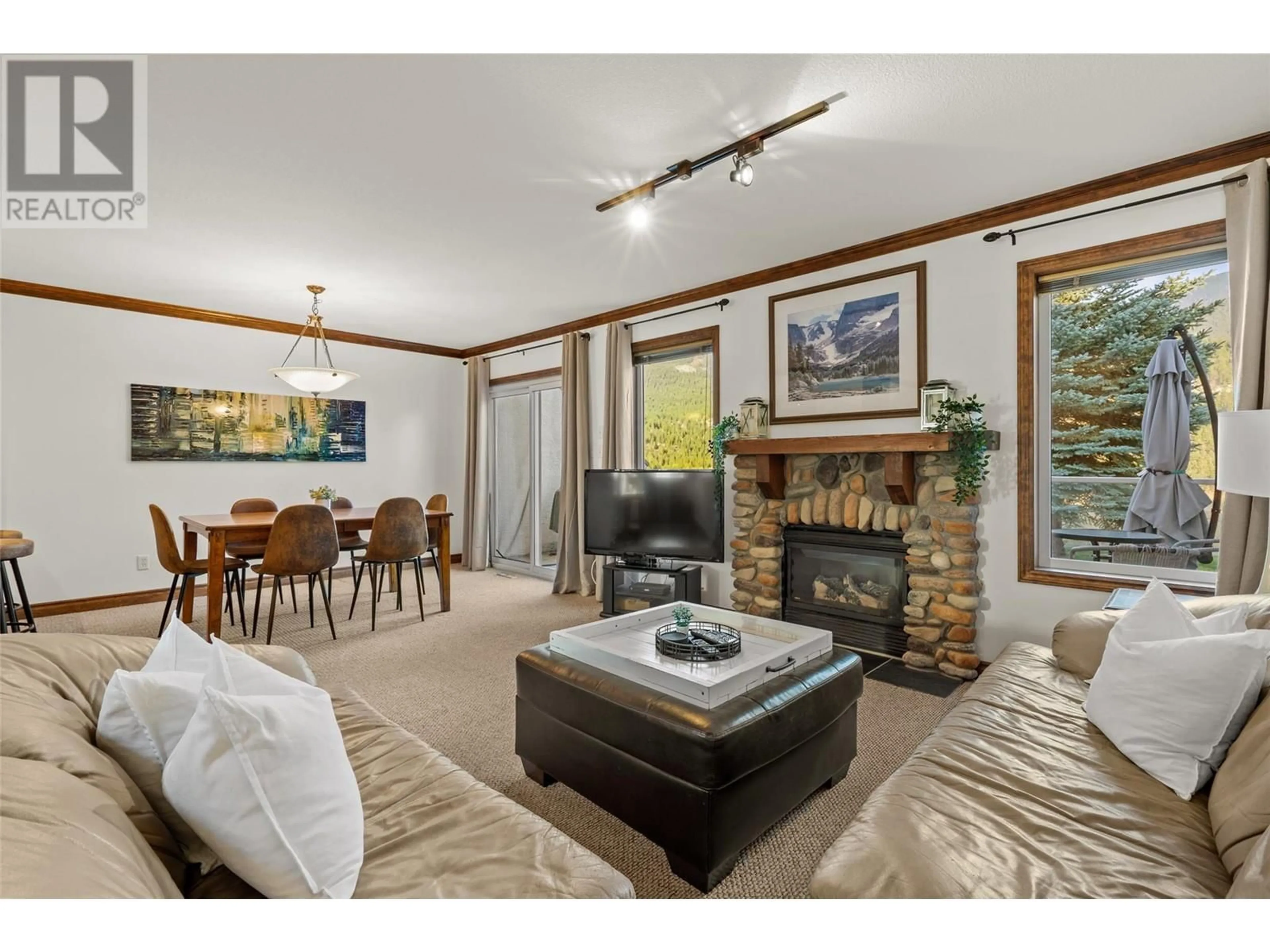 Living room with furniture, wood/laminate floor for 4904 RIDGE Road Unit# 157, Radium Hot Springs British Columbia V0A1M0