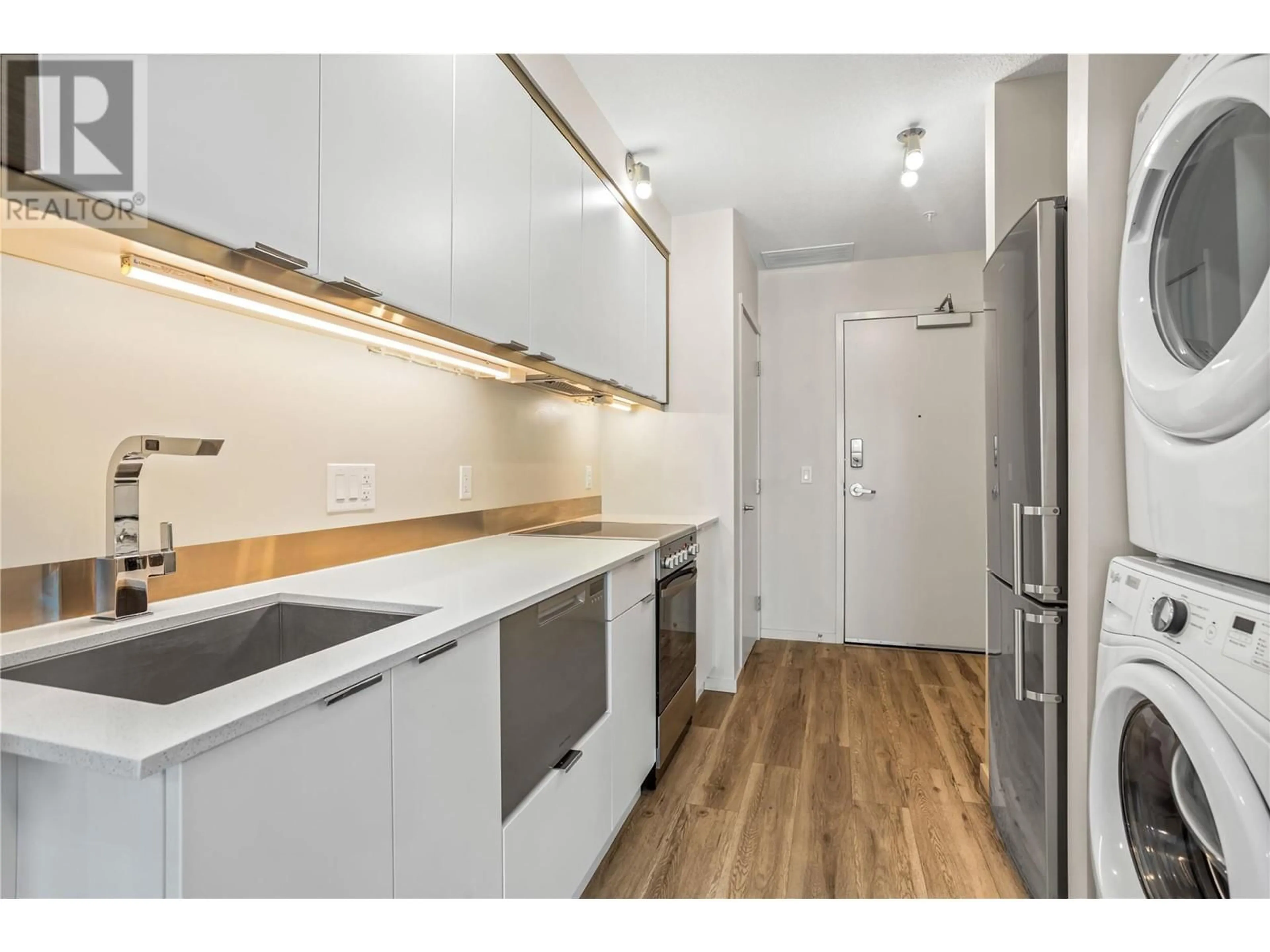 Standard kitchen, wood/laminate floor for 606 - 1350 ST. PAUL STREET, Kelowna British Columbia V1Y2E1