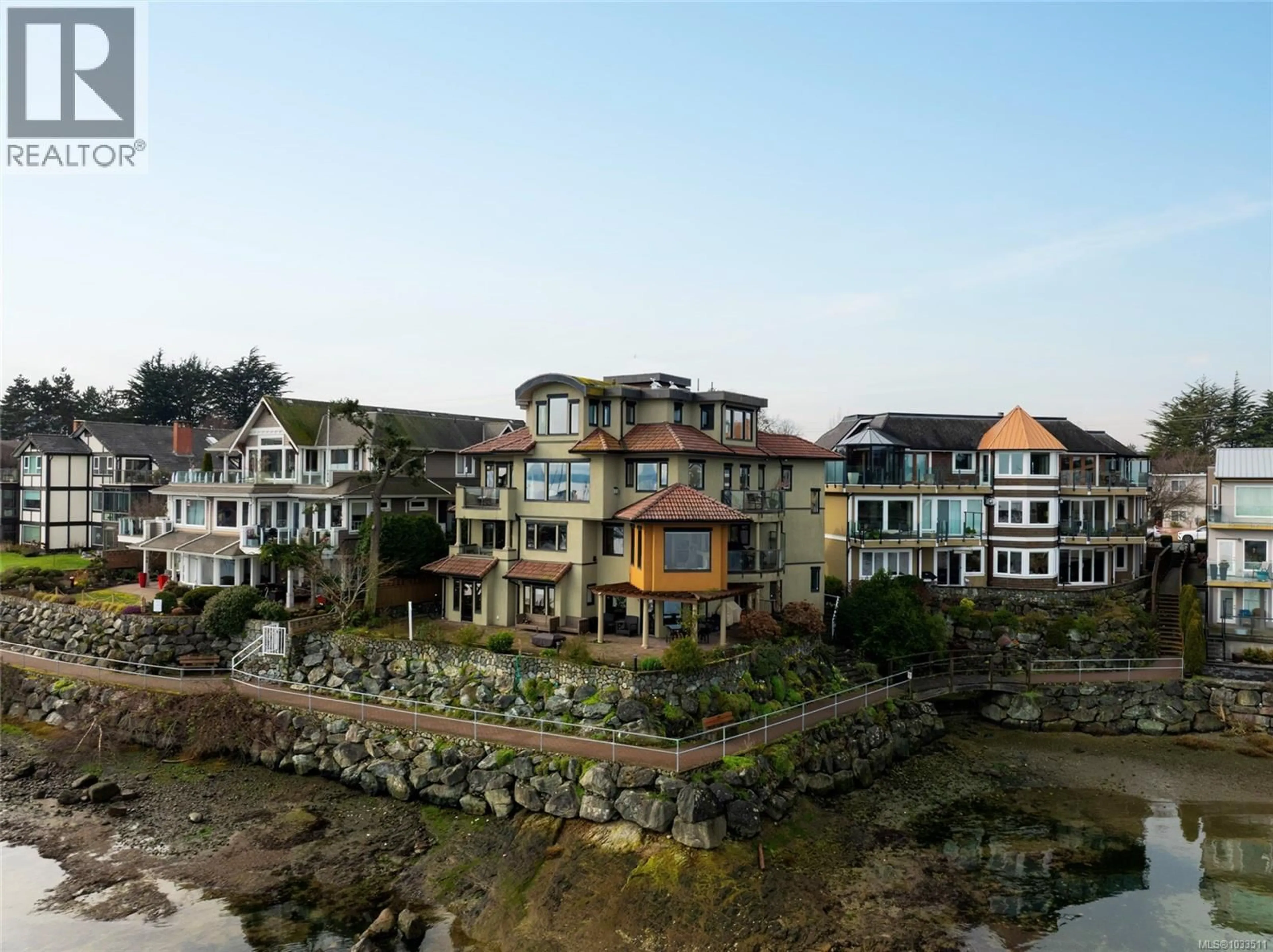 A pic from outside/outdoor area/front of a property/back of a property/a pic from drone, unknown for 201 - 9949 THIRD STREET, Sidney British Columbia V8L3B1