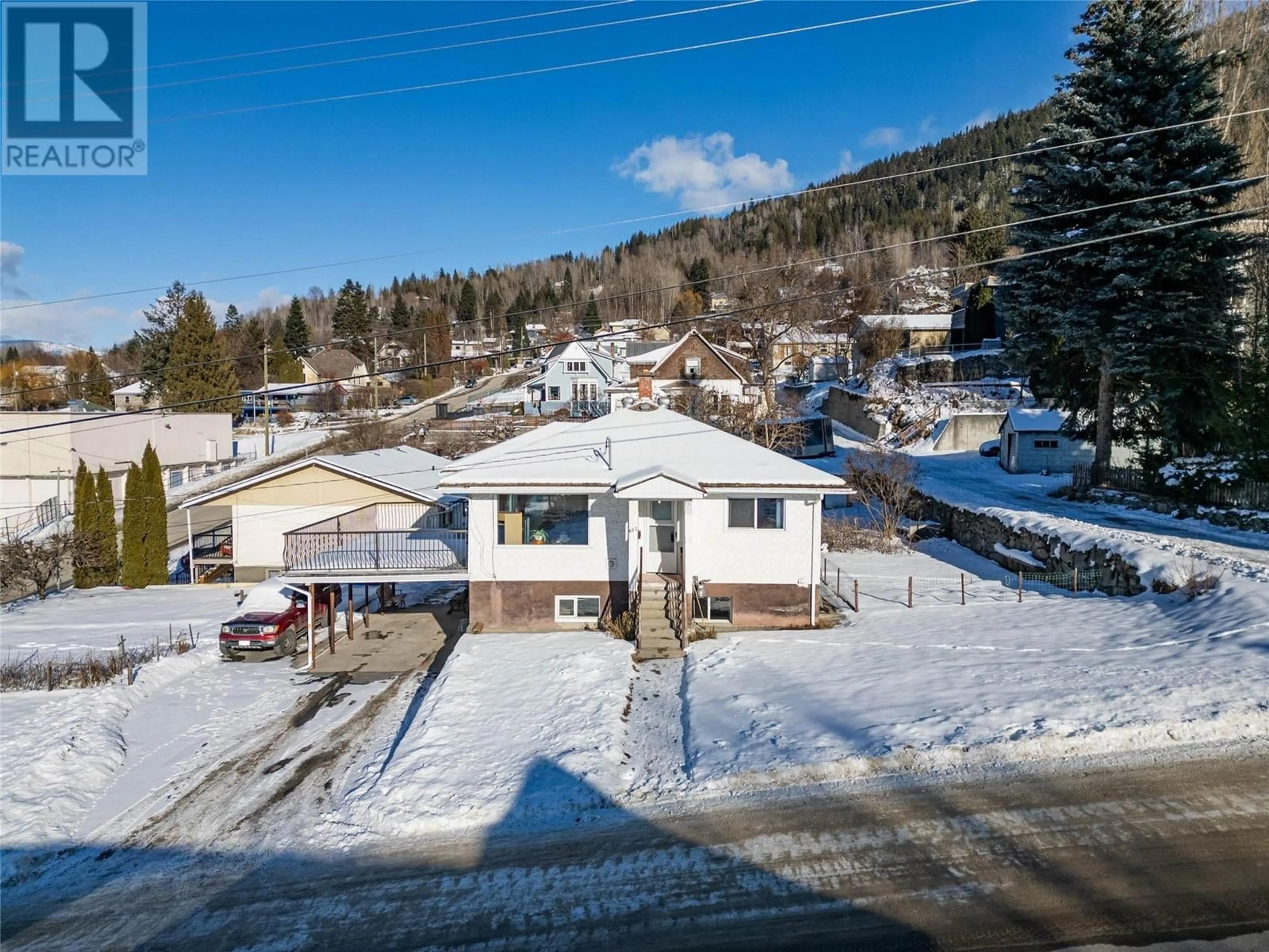 A pic from outside/outdoor area/front of a property/back of a property/a pic from drone, mountain view for 602 Robson Street, Nelson British Columbia V1L5A8