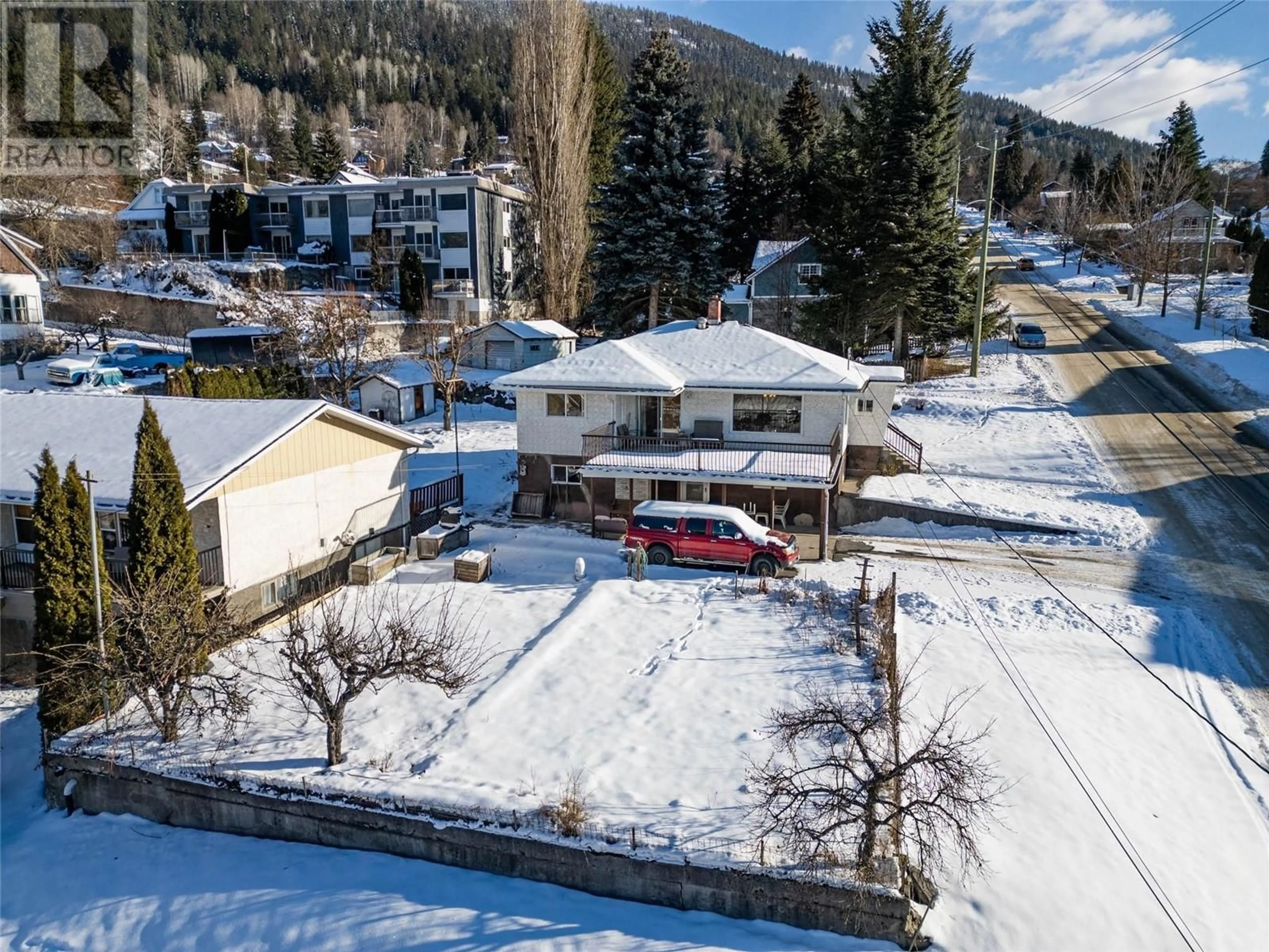 A pic from outside/outdoor area/front of a property/back of a property/a pic from drone, mountain view for 602 Robson Street, Nelson British Columbia V1L5A8