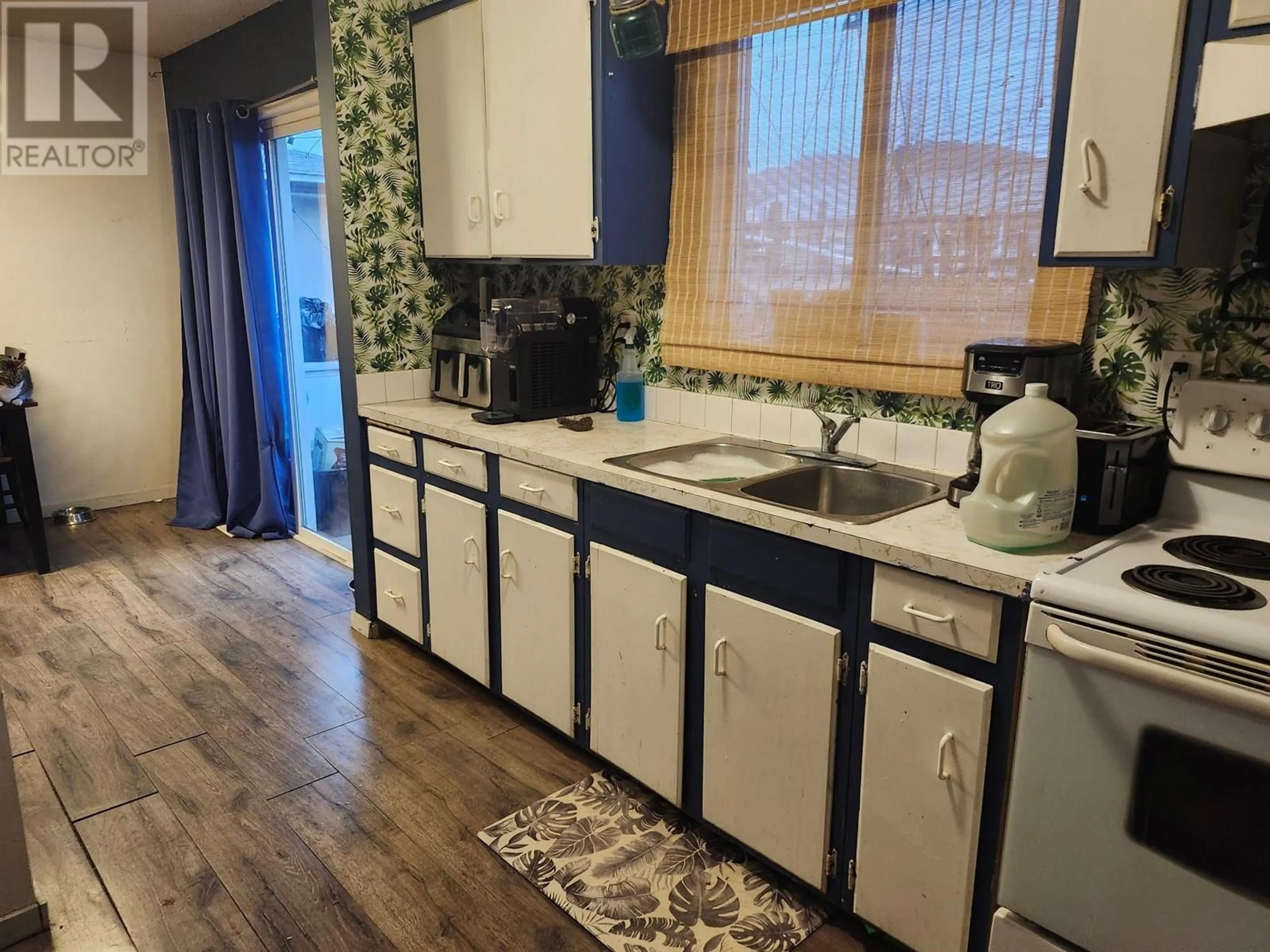 Kitchen with laundary machines, unknown for 642/640 COURTENAY CRESCENT CRESCENT NORTHWEST, Kamloops British Columbia V2B1Z6