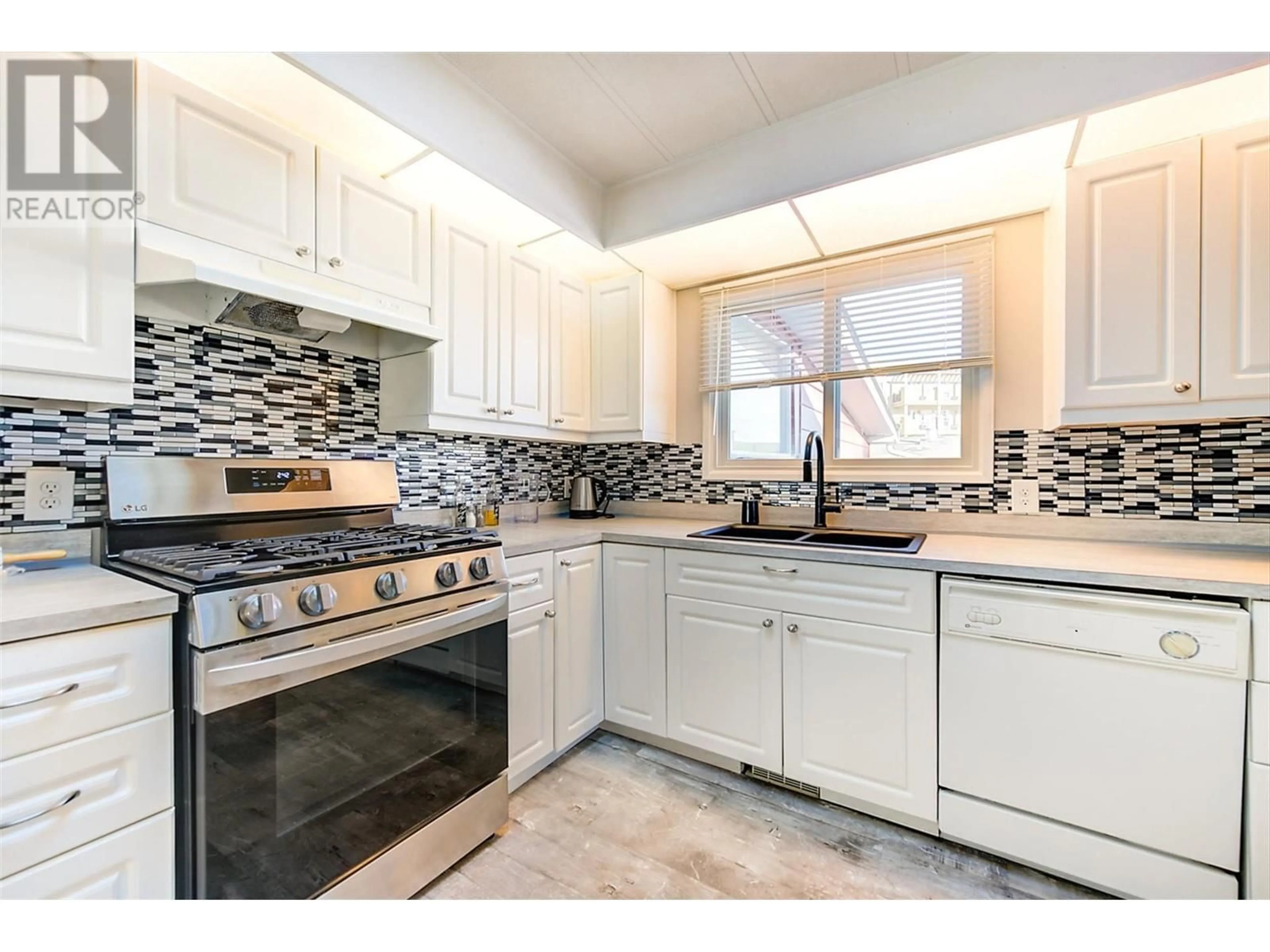 Open concept kitchen, ceramic/tile floor for 52 - 2098 BOUCHERIE ROAD, West Kelowna British Columbia V4T2A5