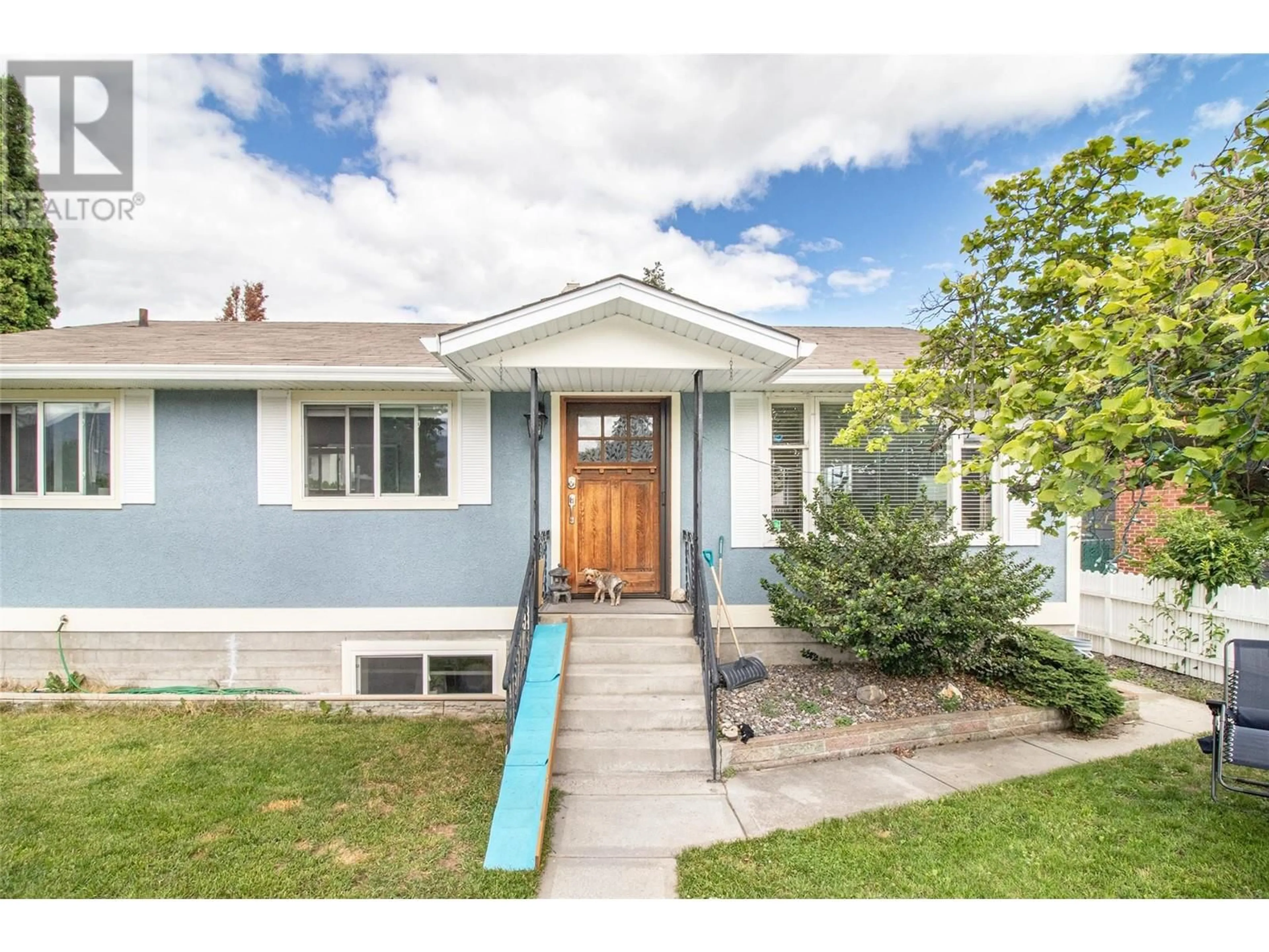 Home with vinyl exterior material, street for 845 RICHTER STREET, Kelowna British Columbia V1Y2J9