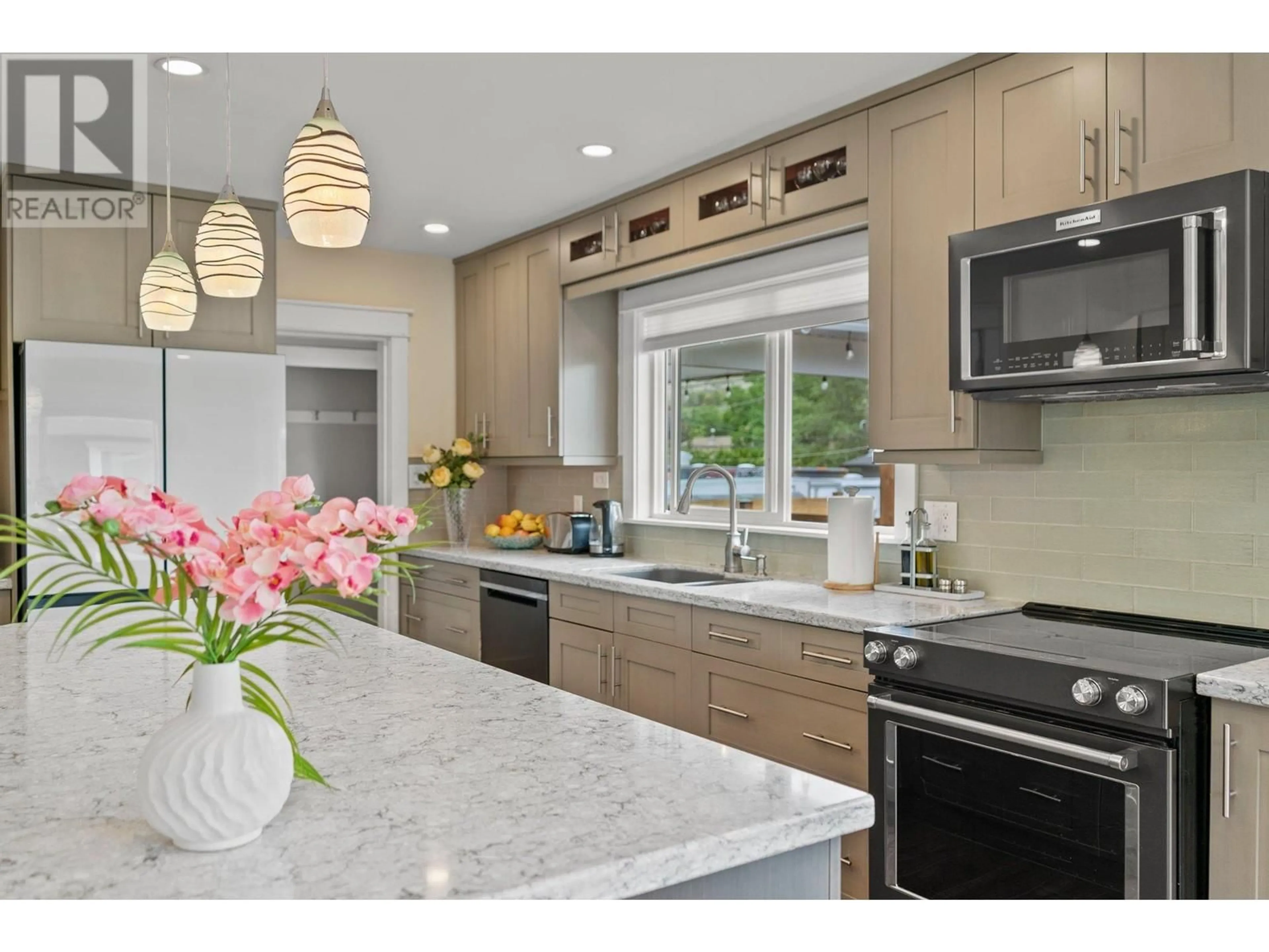 Contemporary kitchen, unknown for 845 RICHTER STREET, Kelowna British Columbia V1Y2J9