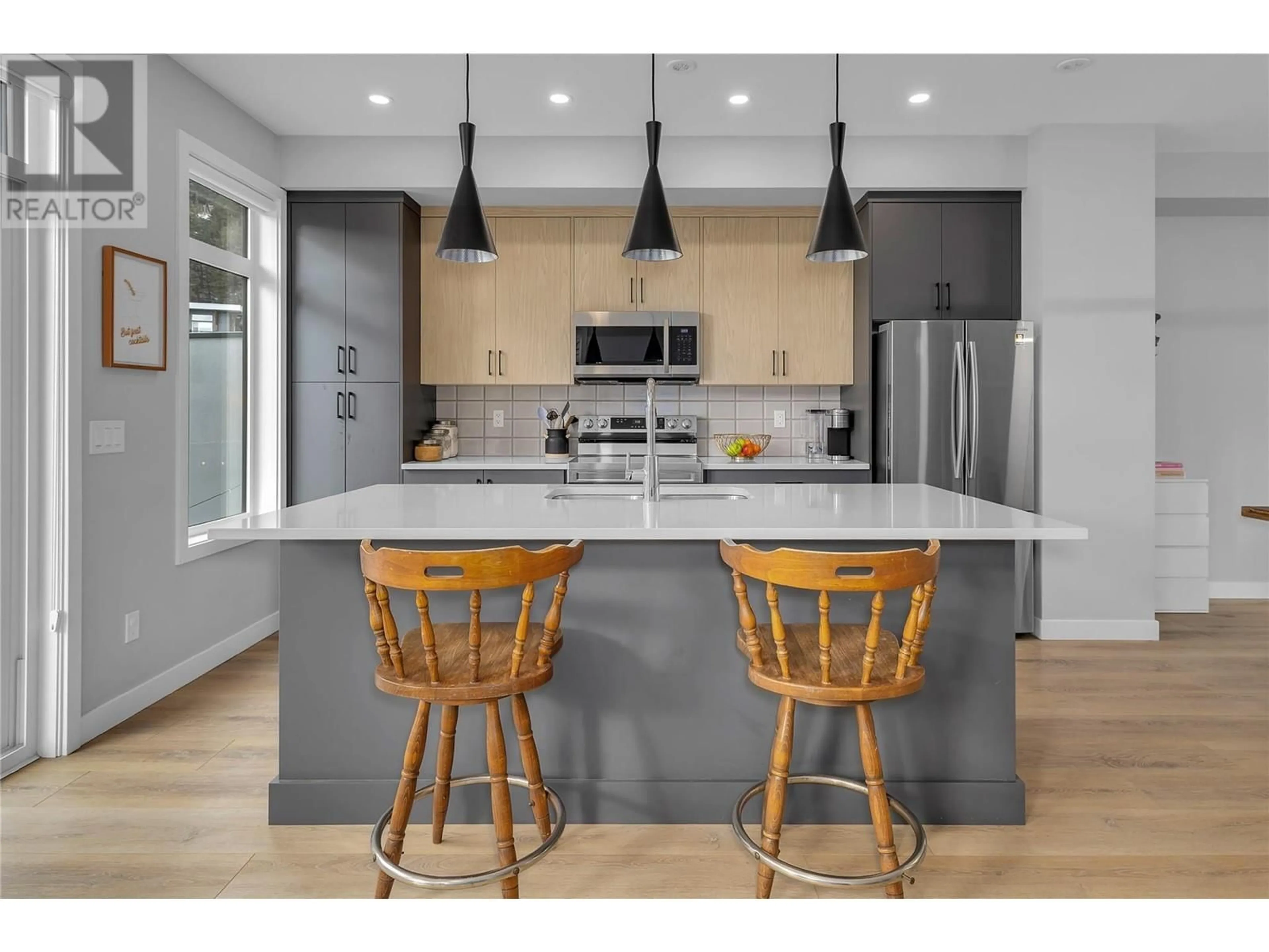 Contemporary kitchen, unknown for 115 - 1435 CARA GLEN COURT, Kelowna British Columbia V1V0G1