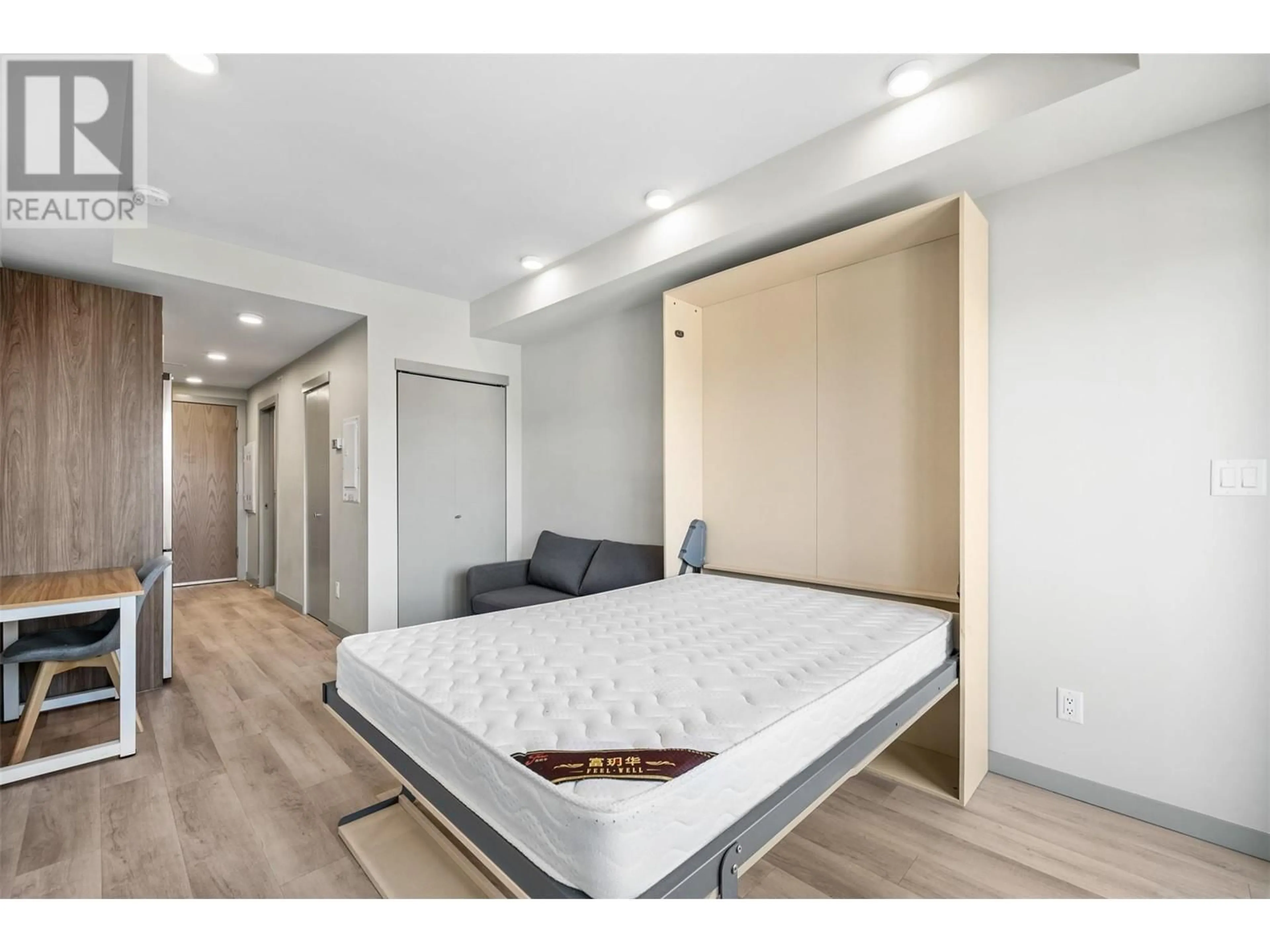 Bedroom with bed, wood/laminate floor for PH3 - 345 DOUGALL ROAD NORTH, Kelowna British Columbia V1X3K8
