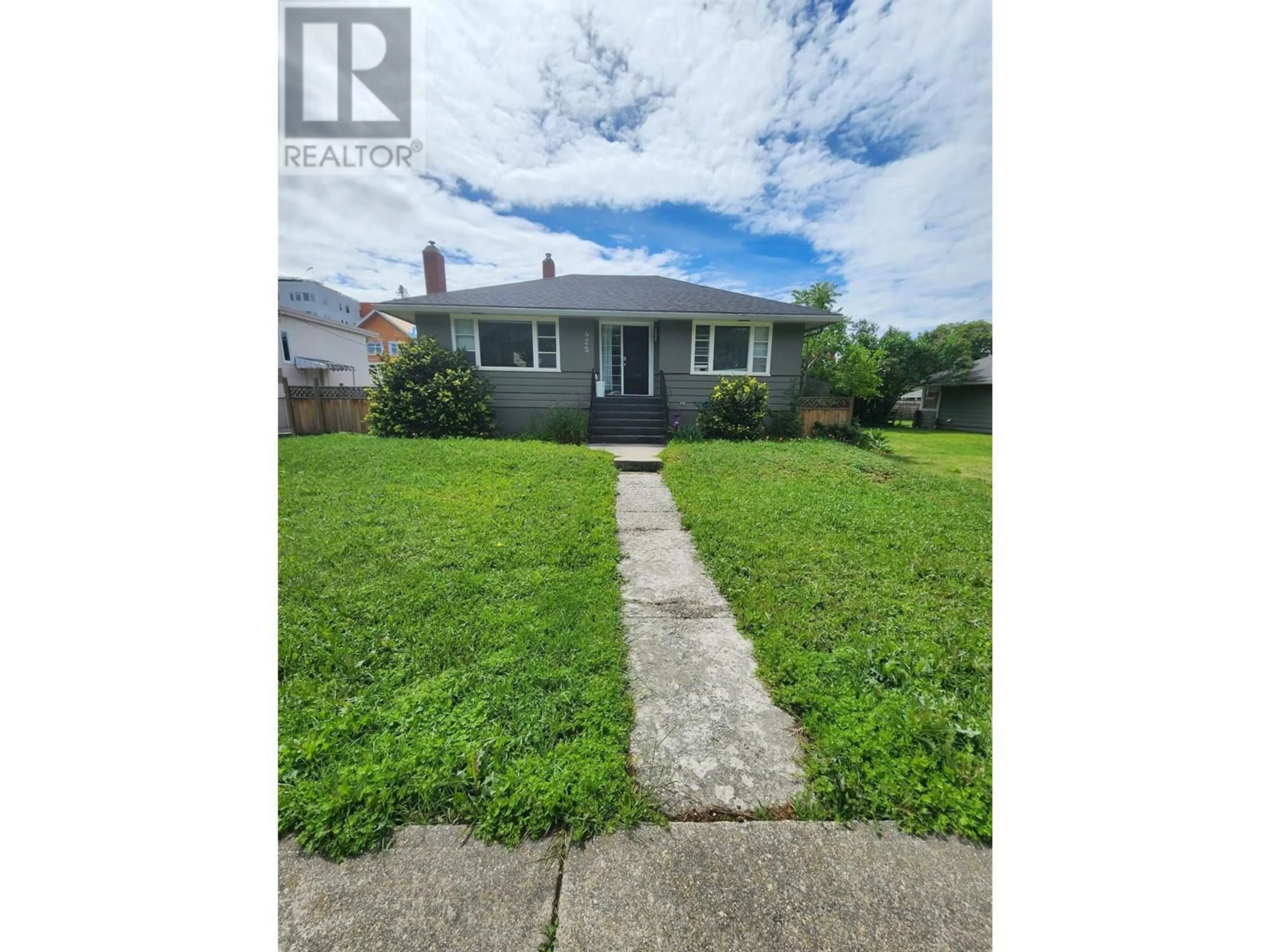 A pic from outside/outdoor area/front of a property/back of a property/a pic from drone, street for 425 GLENWOOD AVENUE, Kelowna British Columbia V1Y5L9