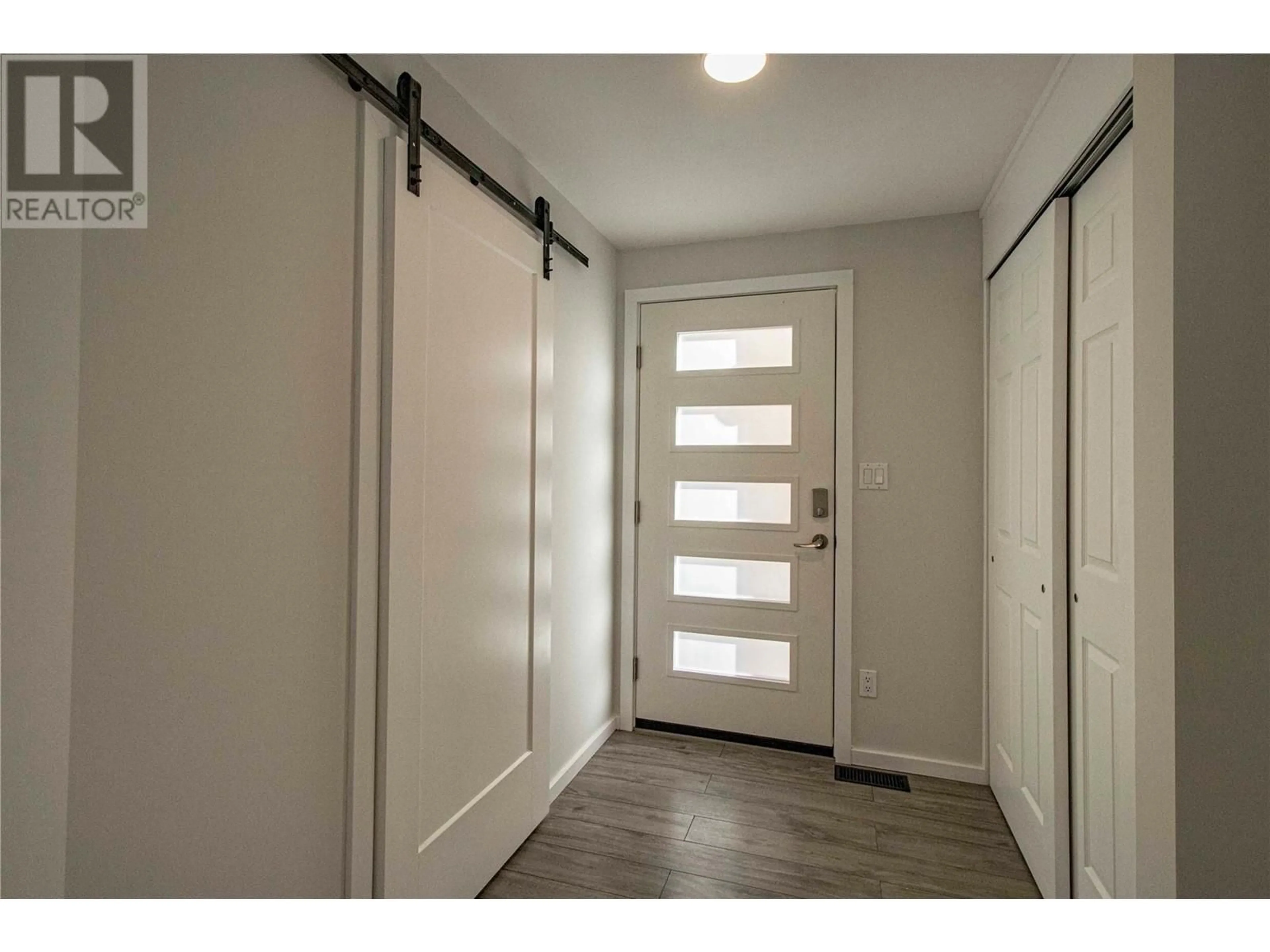 Indoor entryway for 111 - 391 FARRELL STREET, Penticton British Columbia V2A4G3